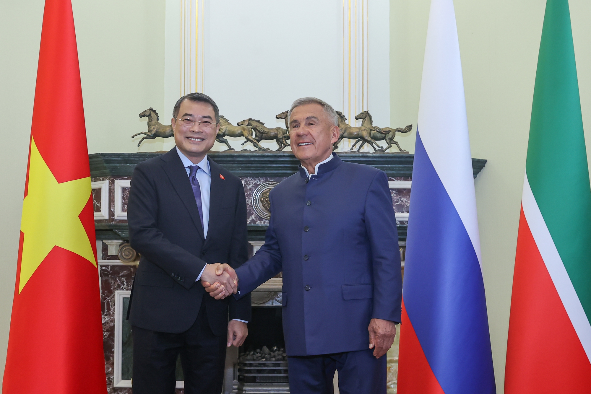 Thủ tướng Lê Minh Hưng gặp Người đứng đầu Cộng hòa Tatarstan Liên bang Nga