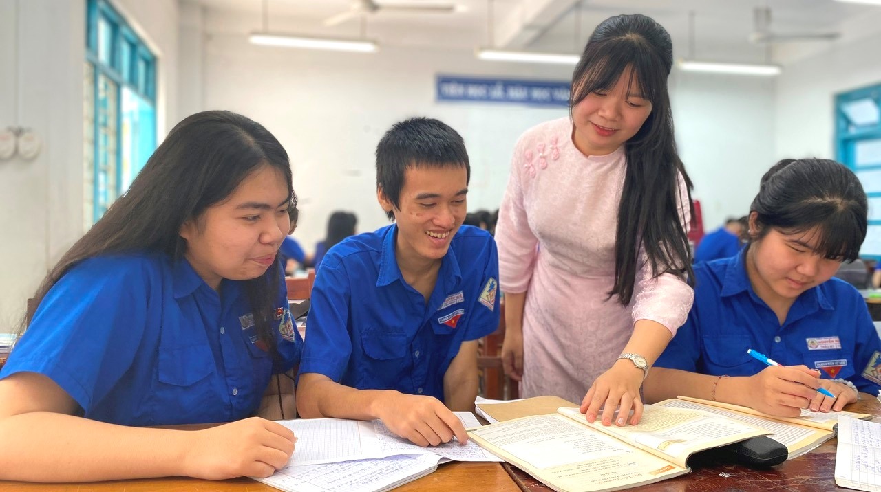 Bồi dưỡng giáo viên sử dụng bộ sách giáo khoa thống nhất trước năm học mới