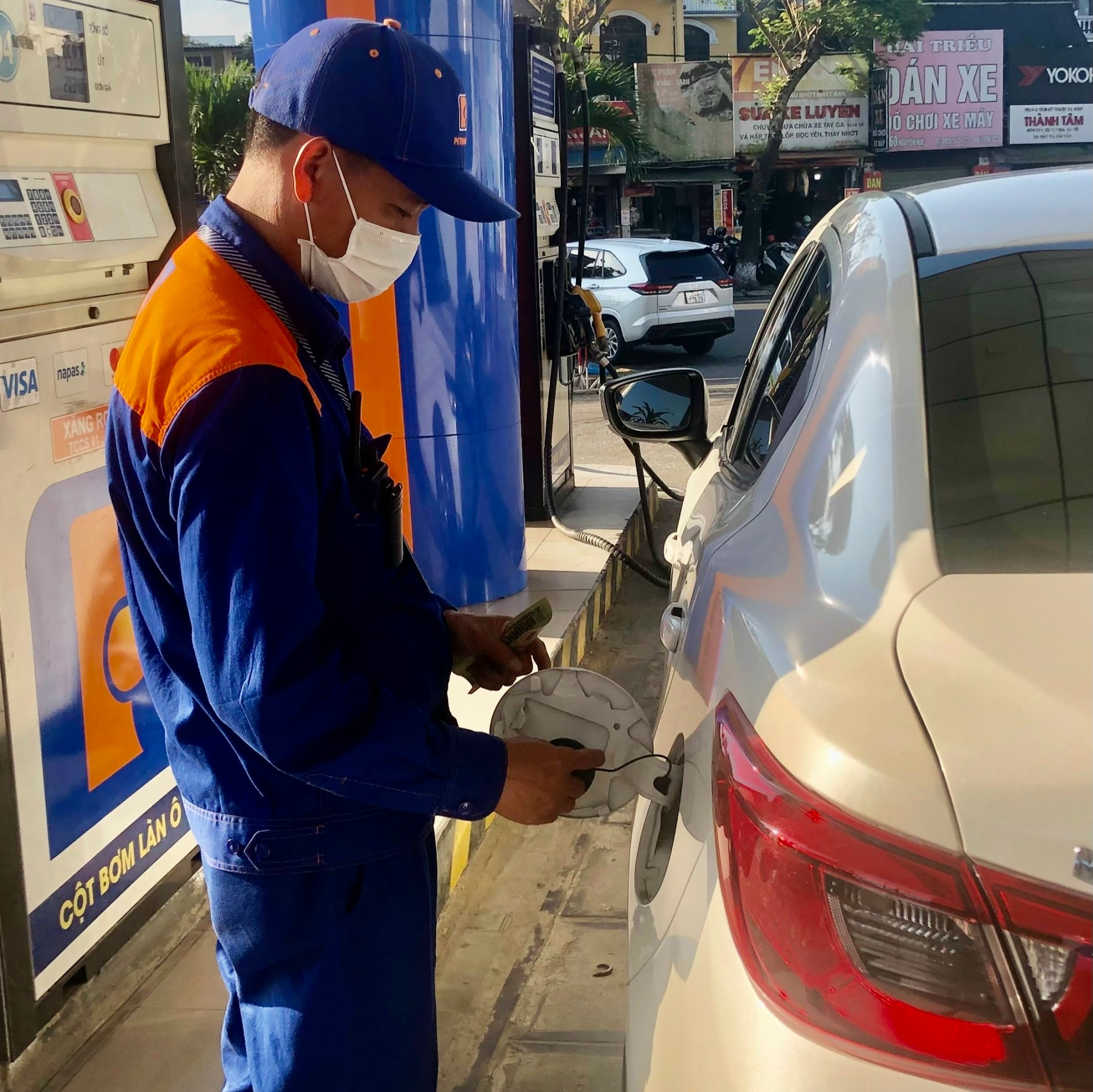 Giá xăng dầu cùng giảm mạnh