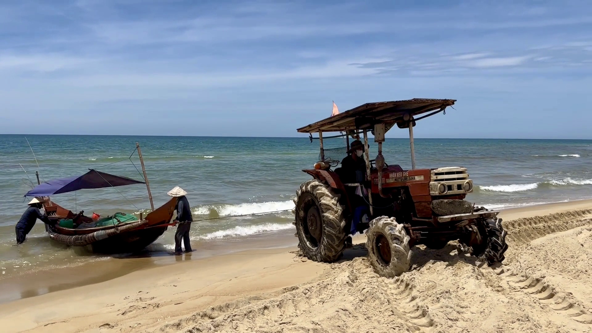 Xe kéo ghe làng biển
