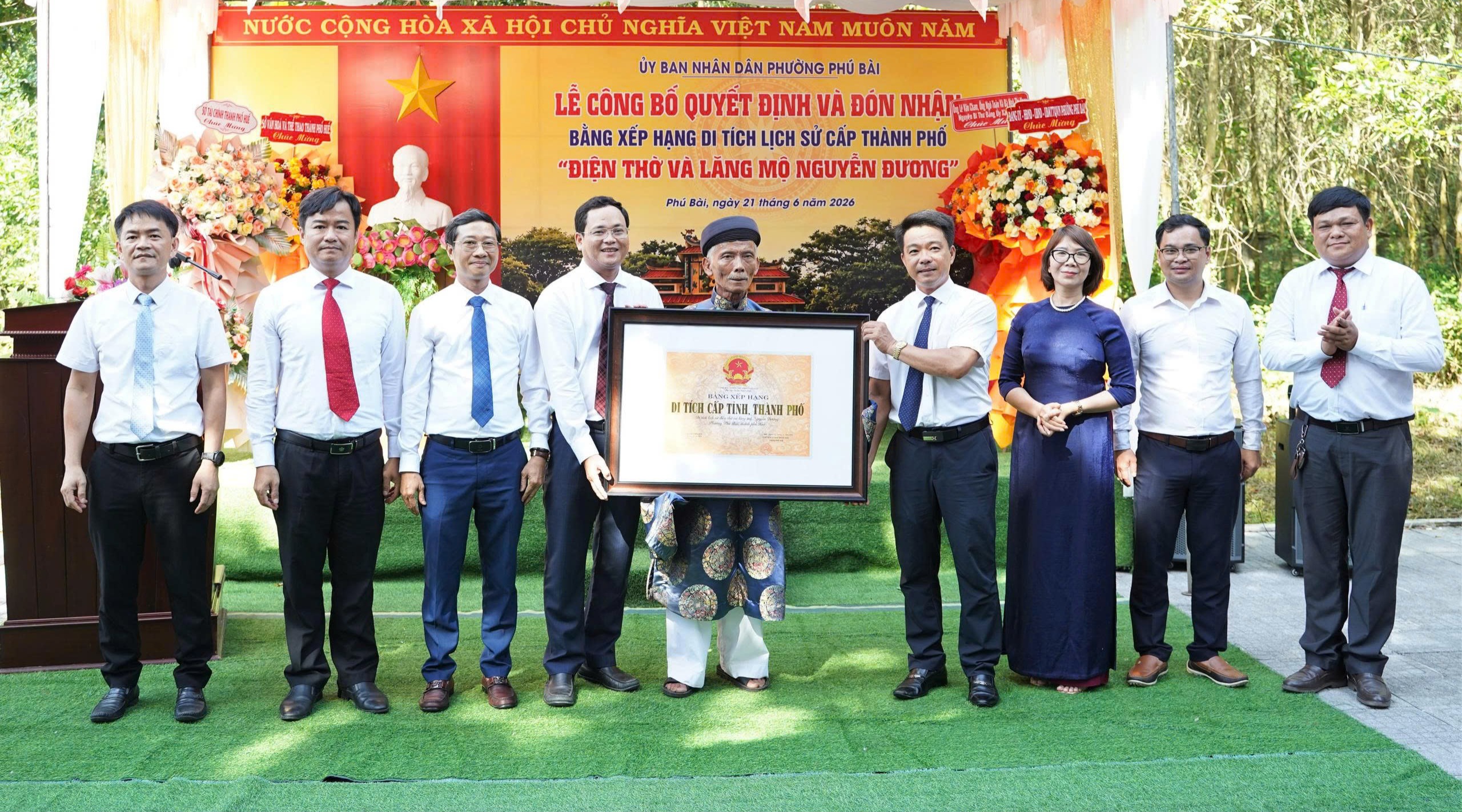 Đón nhận Bằng xếp hạng Di tích lịch sử - văn hóa cấp thành phố đối với Điện thờ và Lăng mộ Nguyễn Đương