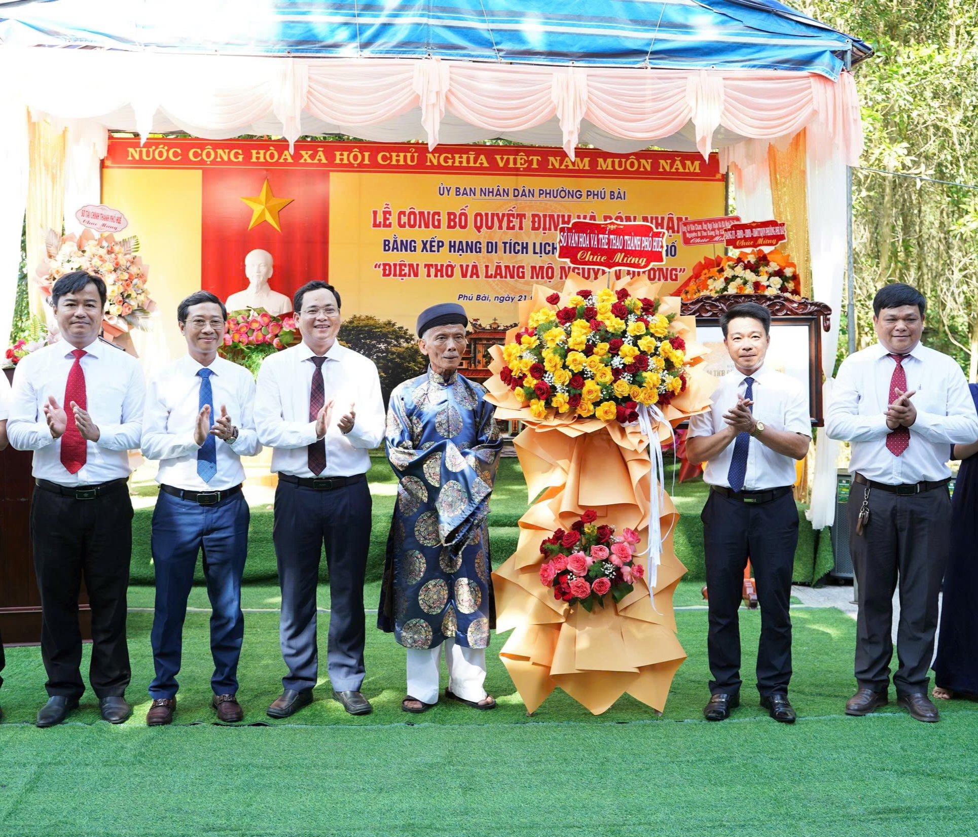 Đón nhận Bằng xếp hạng Di tích lịch sử - văn hóa cấp thành phố đối với Điện thờ và Lăng mộ Nguyễn Đương