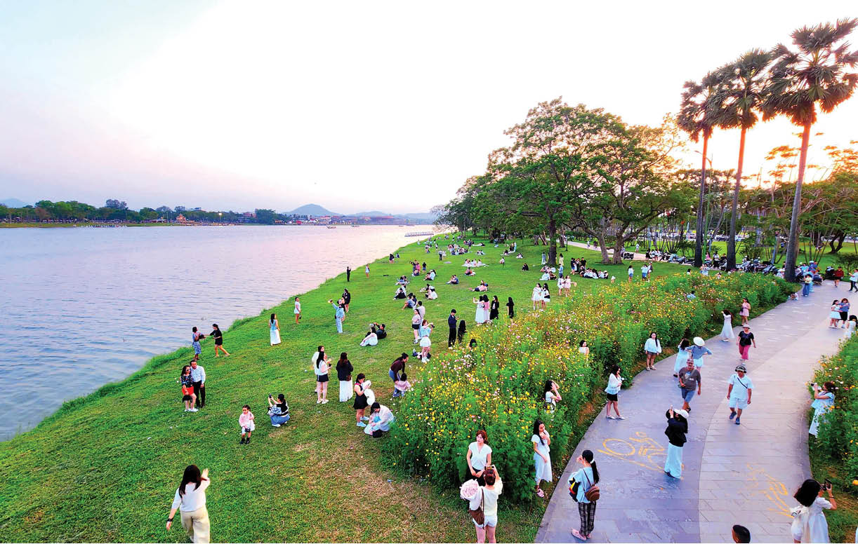 Giữ màu xanh cho đôi bờ sông Hương