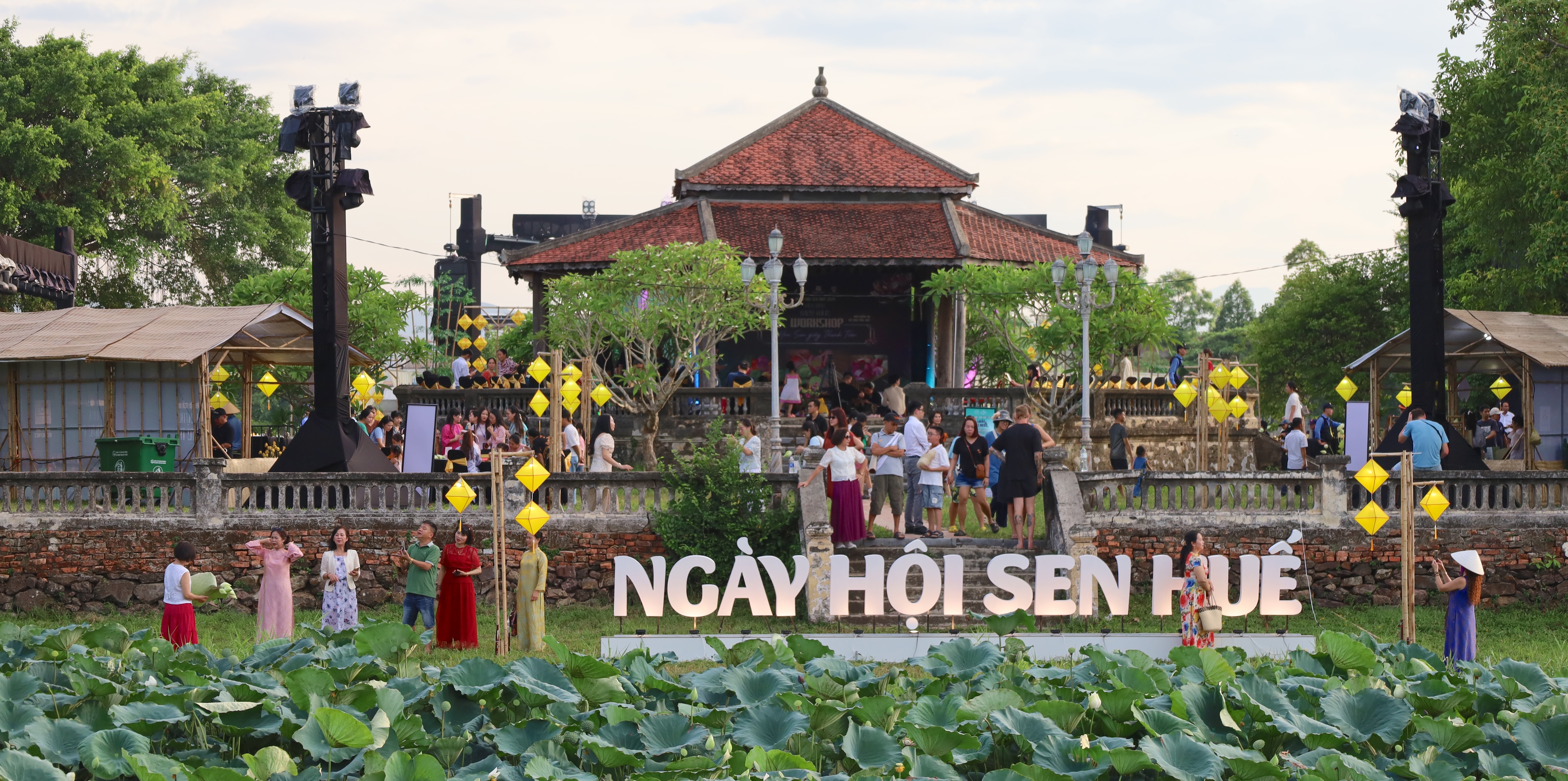 Khoảng 10 000 lượt khách tham quan, trải nghiệm tại Ngày hội Sen Huế 2026