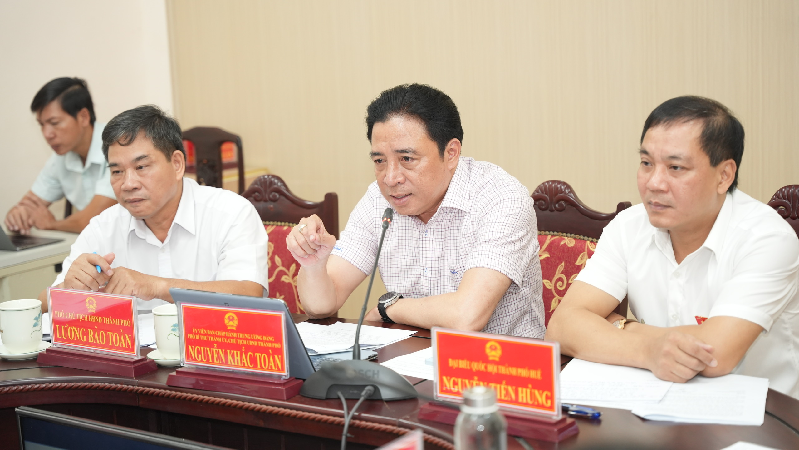 Lắng nghe, chỉ đạo giải quyết kiến nghị, khiếu nại của công dân