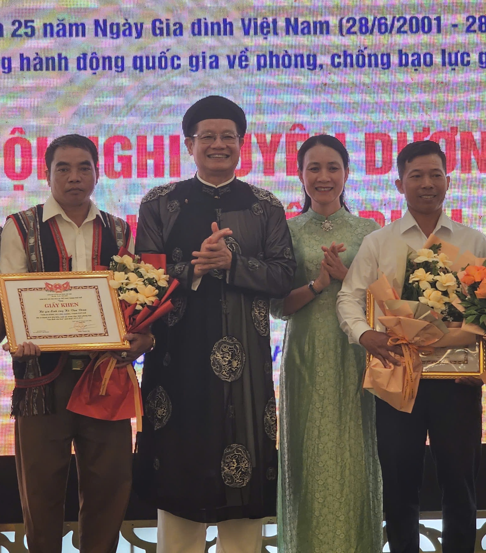 Tôn vinh gia đình tiêu biểu, lan tỏa câu chuyện đẹp trong cộng đồng