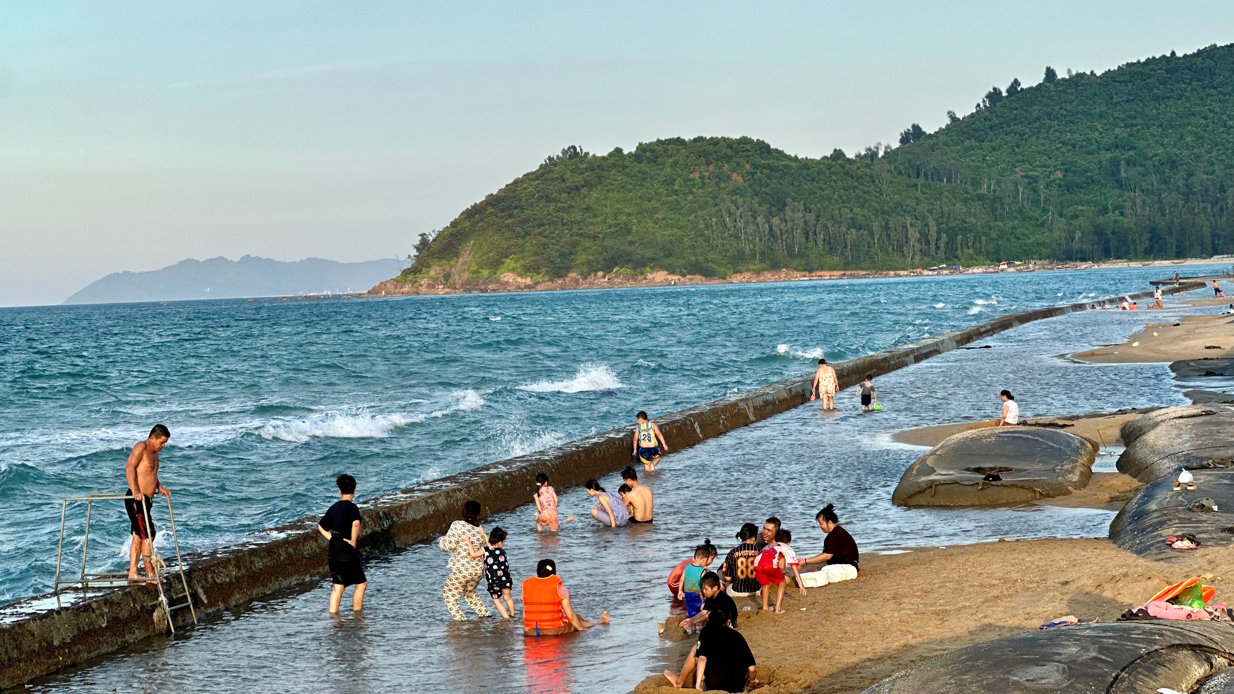 Kè biển hút khách ngày hè
