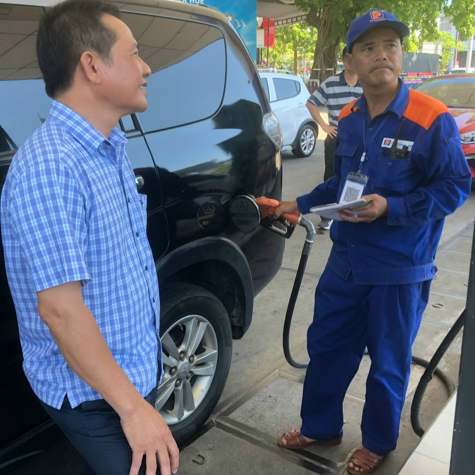 Giá xăng giảm về dưới 20 000 đồng lít