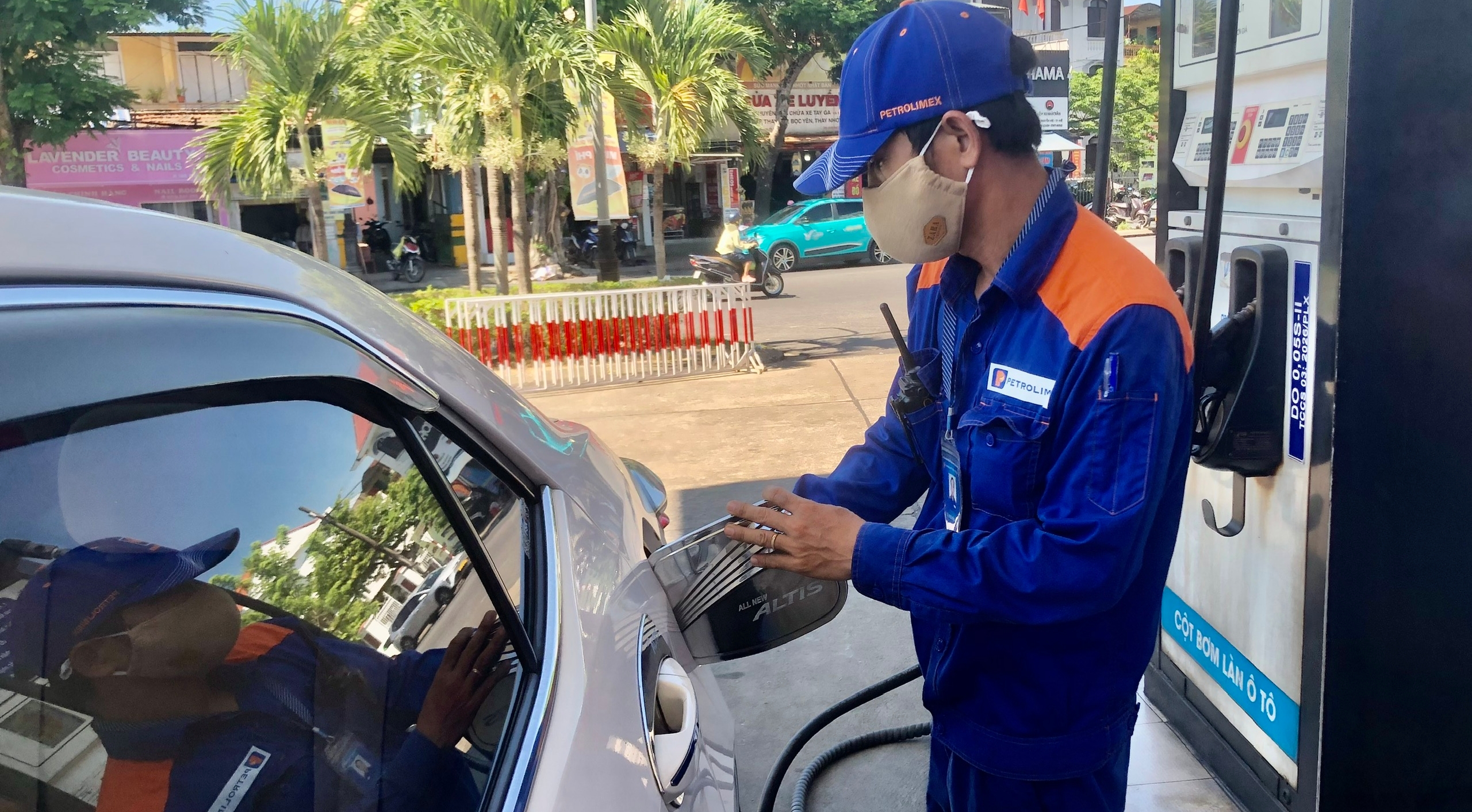 Giá xăng giảm về dưới 20 000 đồng lít