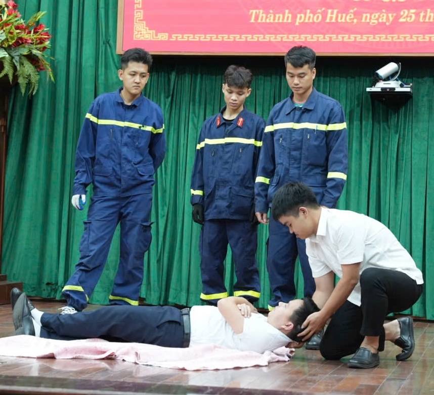 Tập huấn kỹ năng phòng cháy, chữa cháy cho cán bộ cơ quan Thành ủy