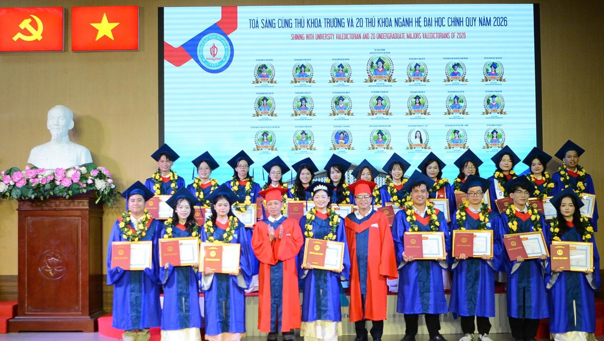 Trao bằng đại học chính quy cho 1 064 tân cử nhân
