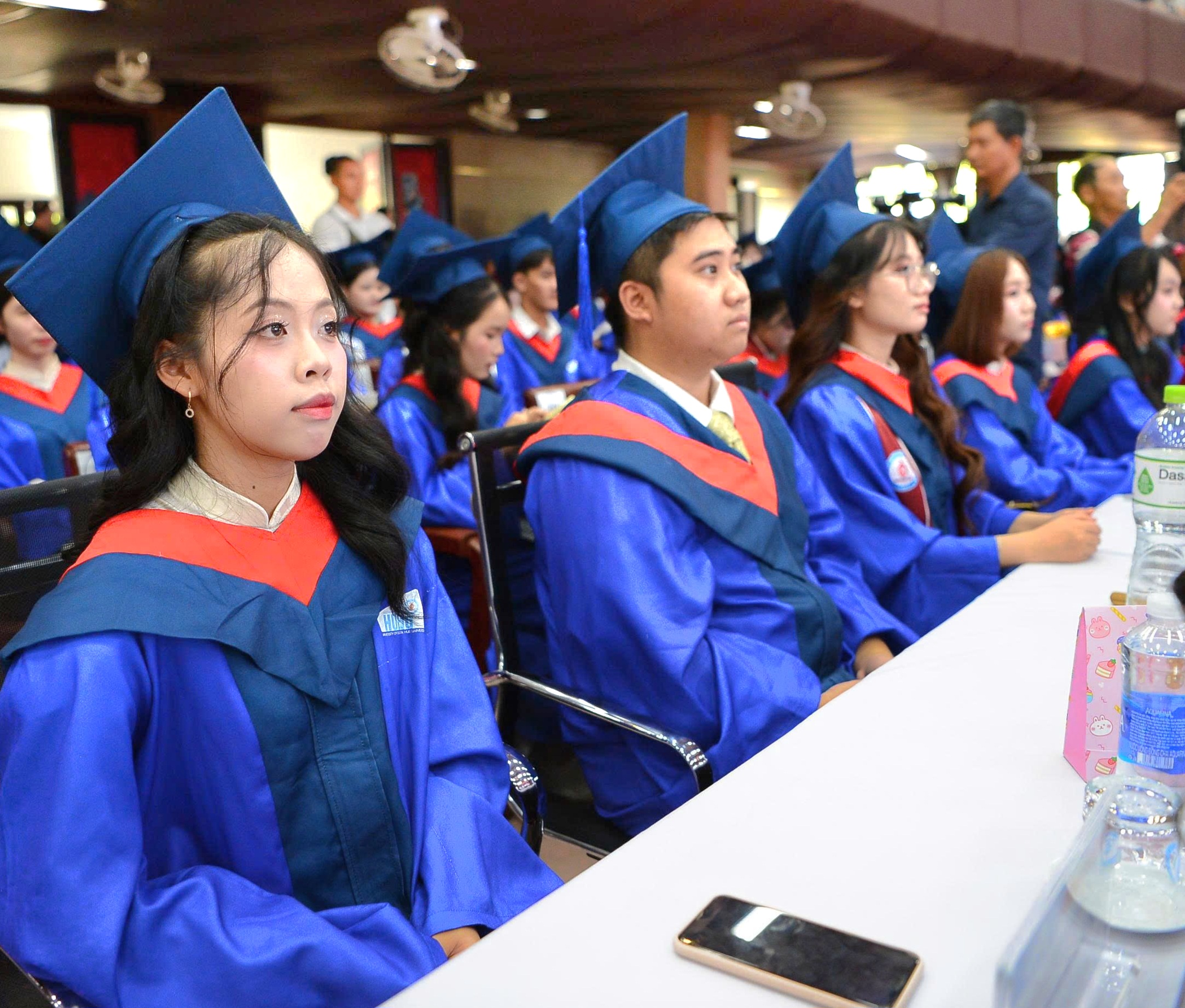 Trao bằng đại học chính quy cho 1 064 tân cử nhân