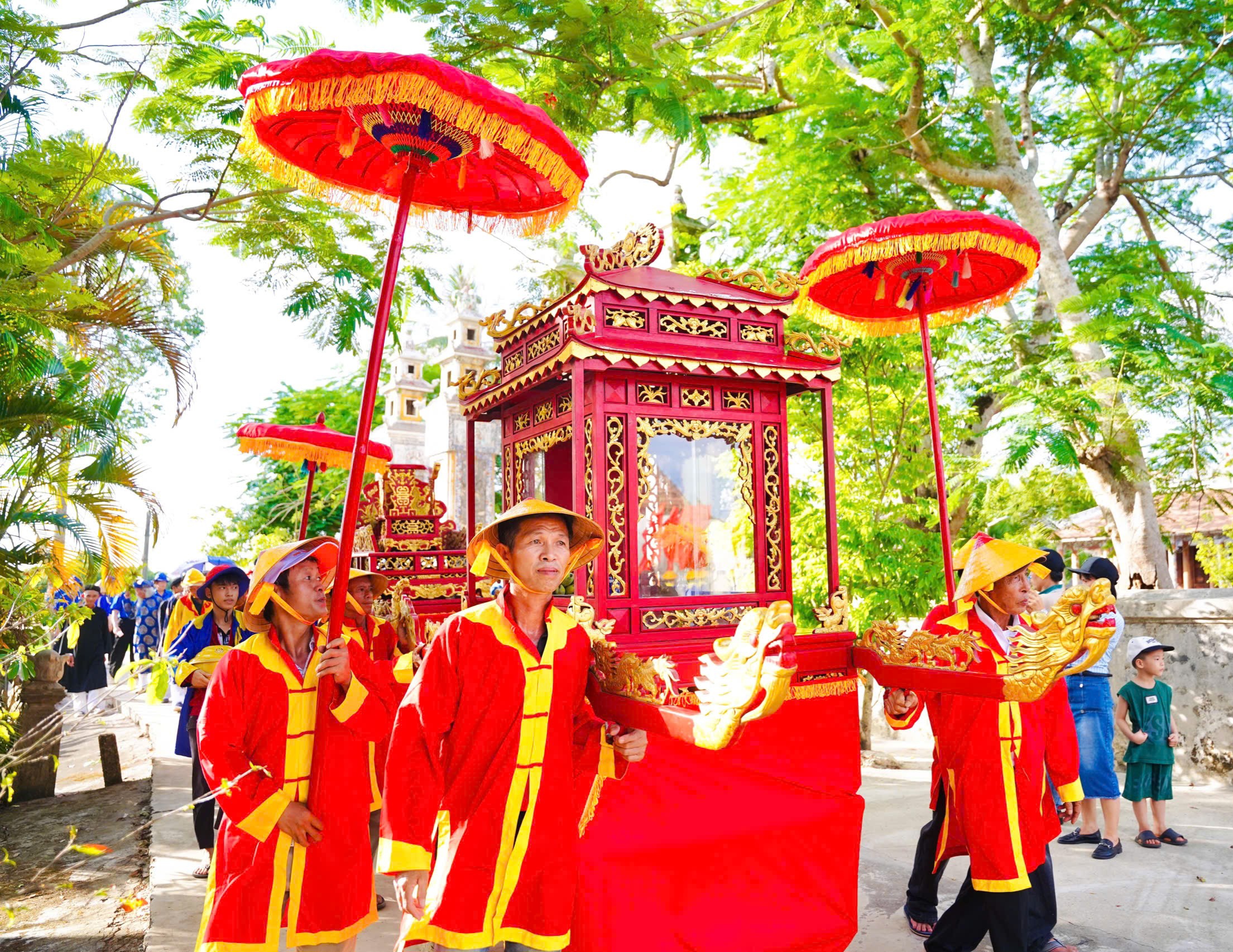 Lễ cung nghinh hương linh người có công xây dựng Cầu ngói Thanh Toàn