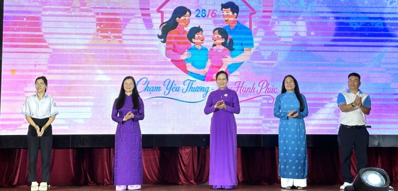 Chạm yêu thương - Xây hạnh phúc tôn vinh giá trị gia đình Việt