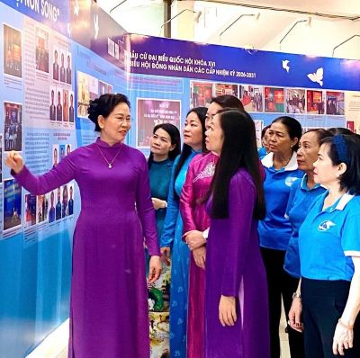 Dâng hoa tưởng niệm Chủ tịch Hồ Chí Minh