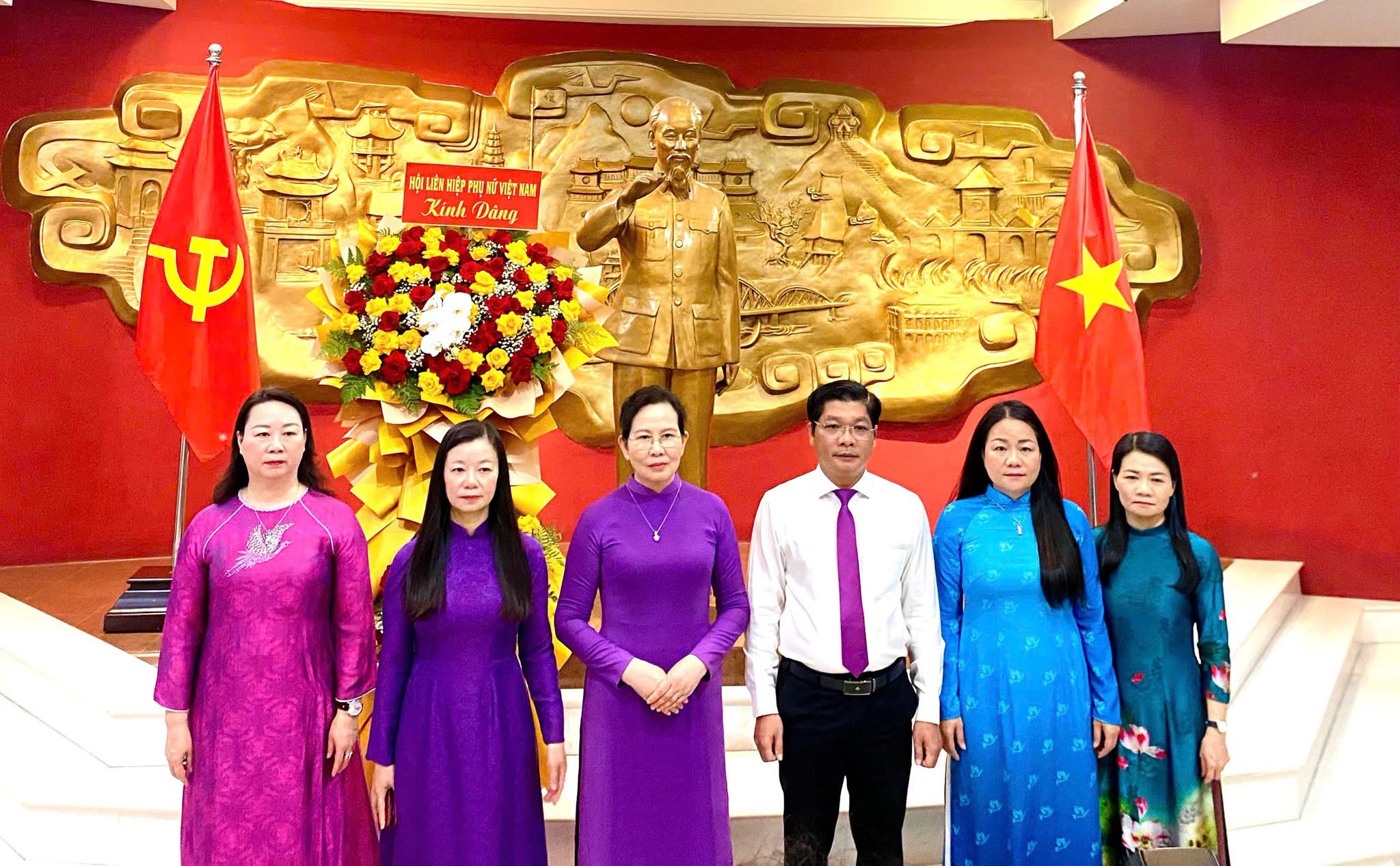 Dâng hoa tưởng niệm Chủ tịch Hồ Chí Minh