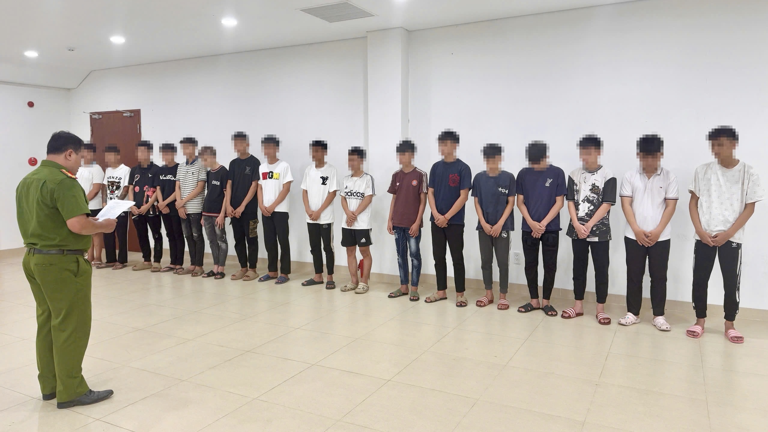 Khởi tố nhóm thanh thiếu niên mang hung khí, lạng lách gây tai nạn