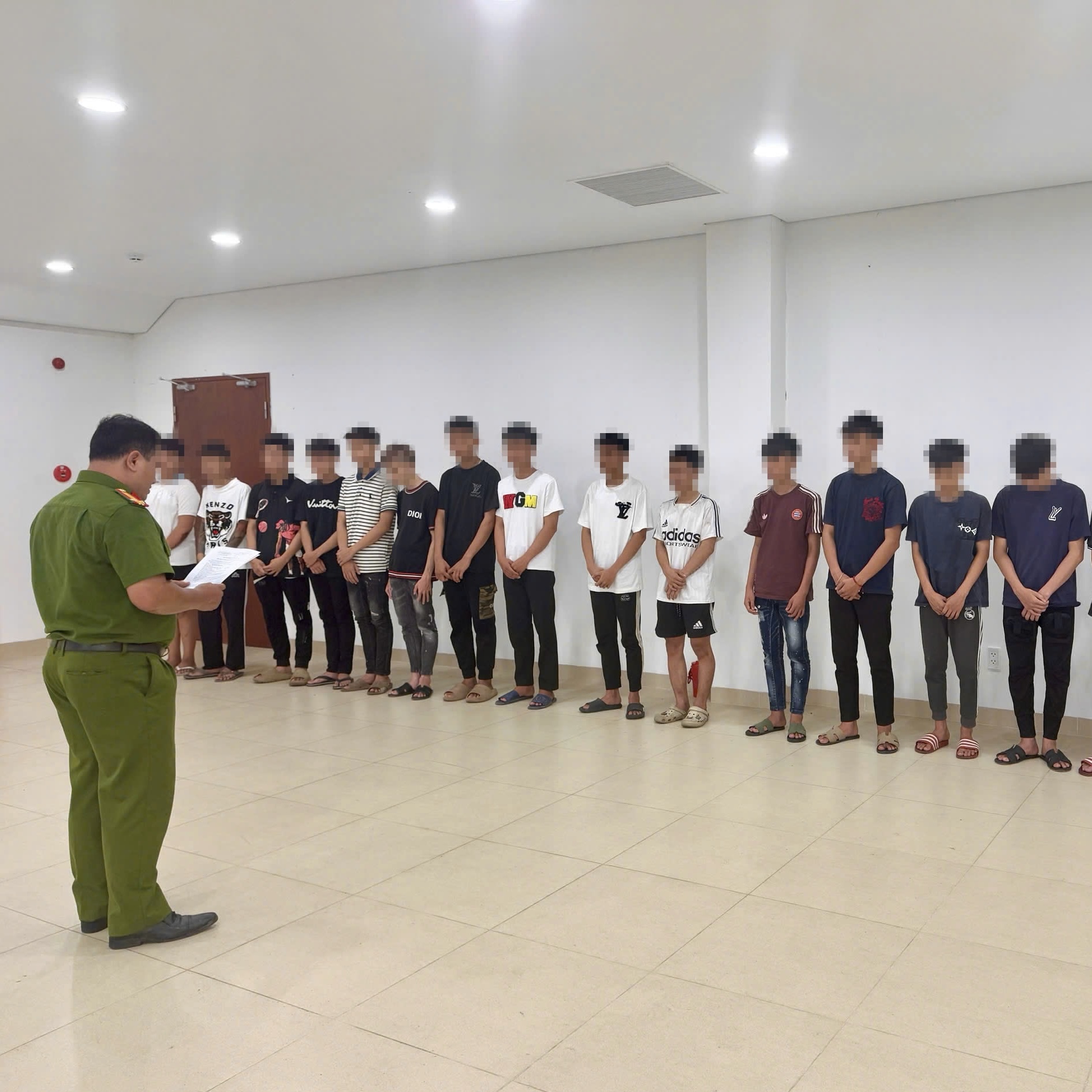 Khởi tố nhóm thanh thiếu niên mang hung khí, lạng lách gây tai nạn