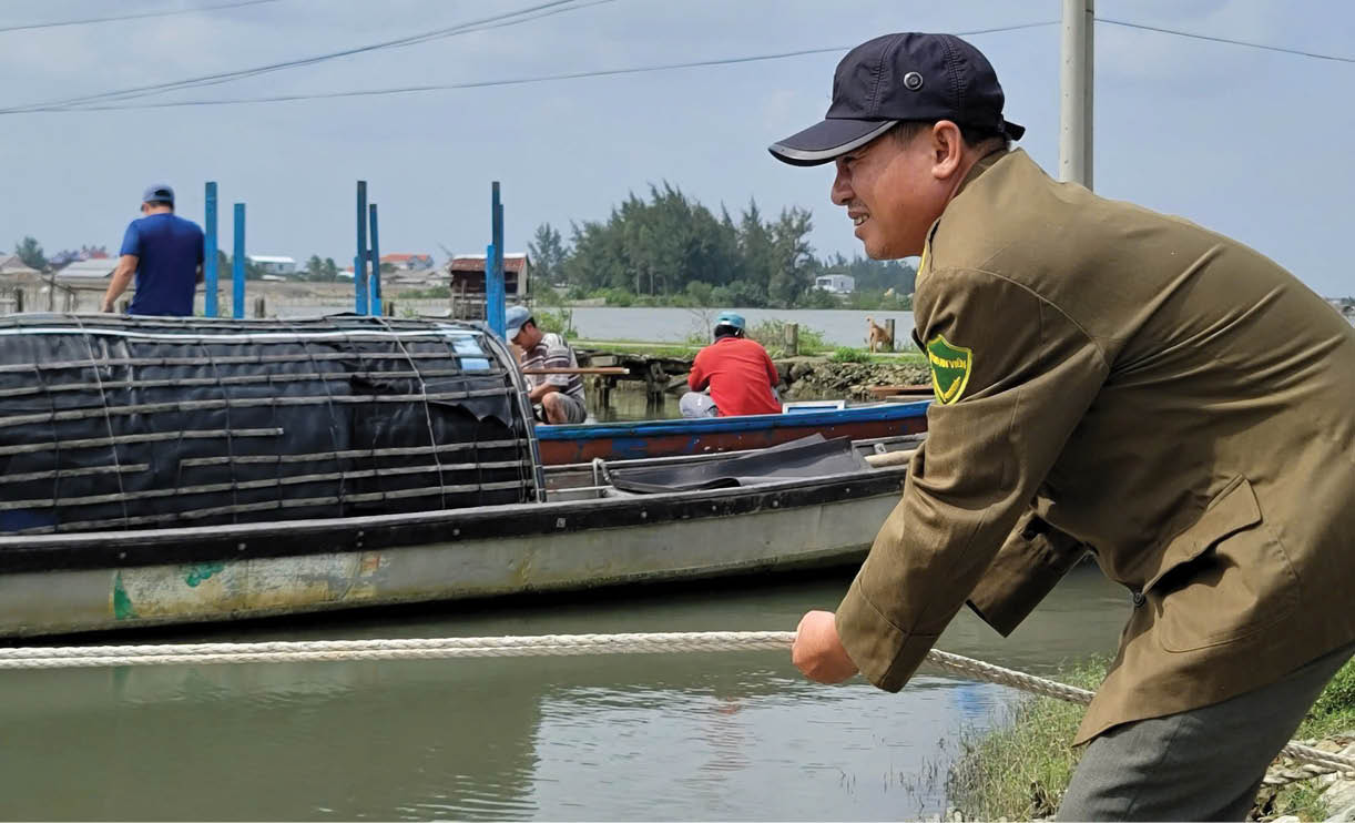Những “hạt nhân đỏ” bên chân sóng