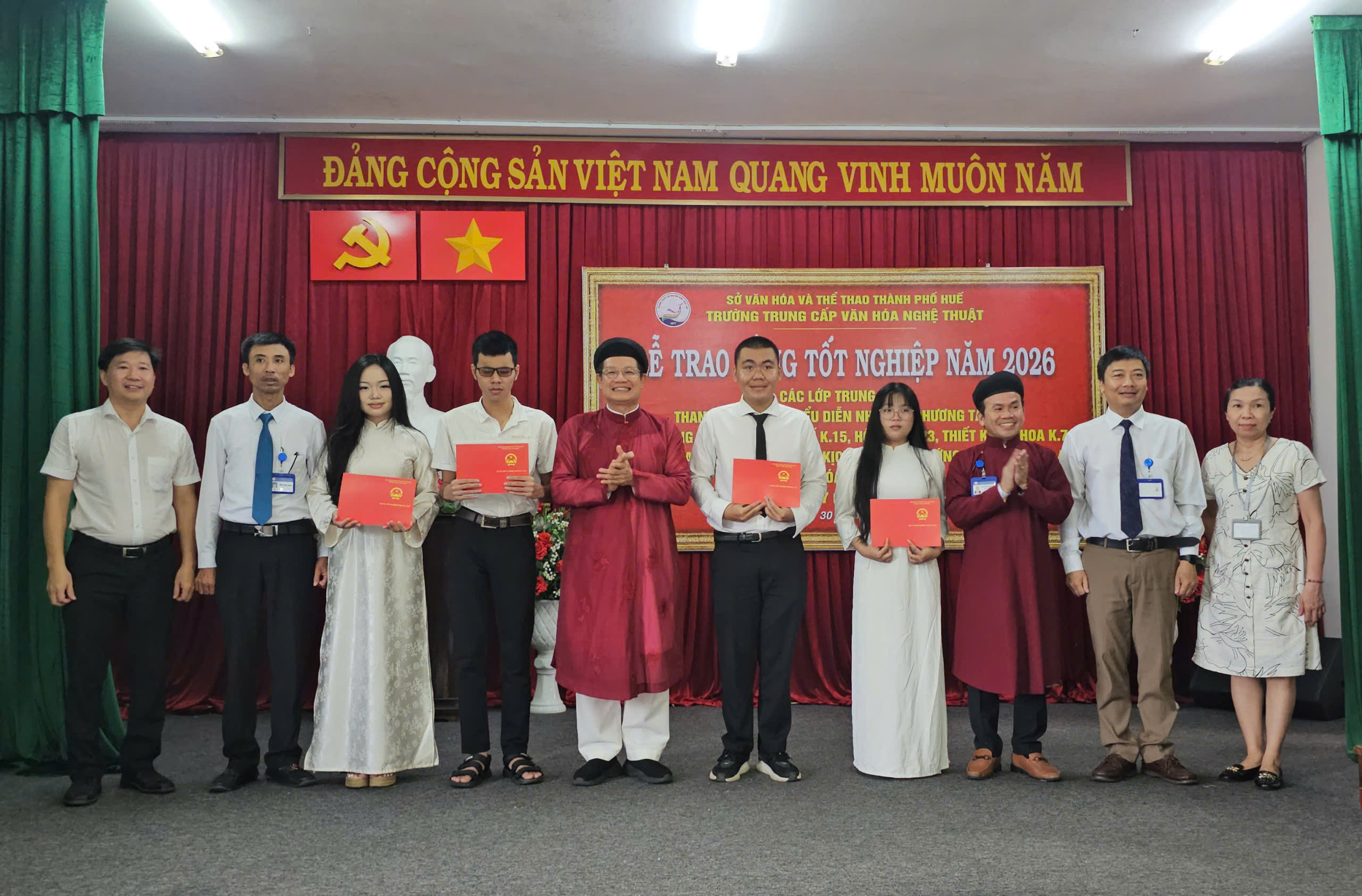Trao bằng tốt nghiệp cho hơn 70 học sinh các ngành văn hóa nghệ thuật đặc thù