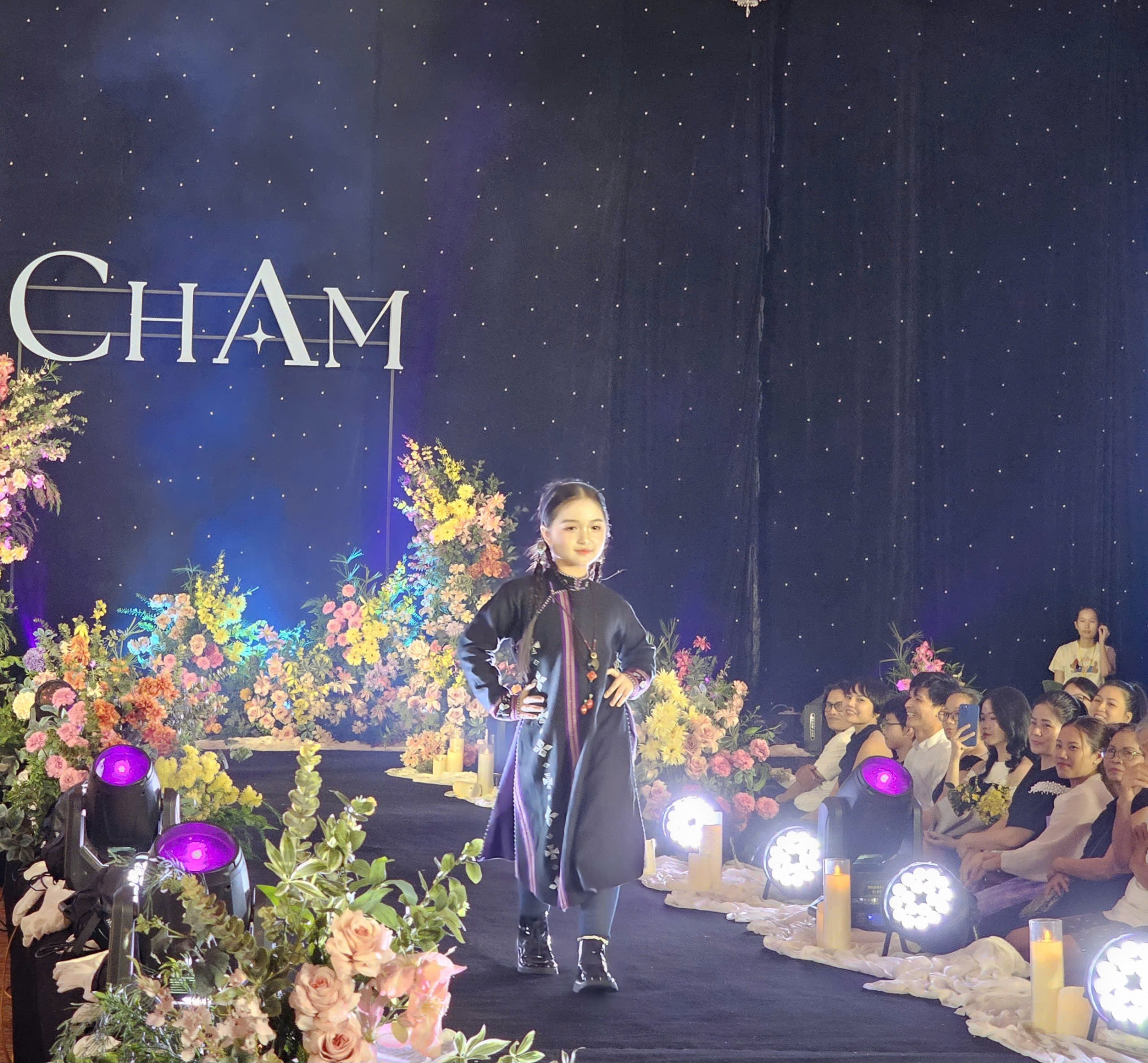 Mẫu nhí kể chuyện văn hóa bằng thời trang