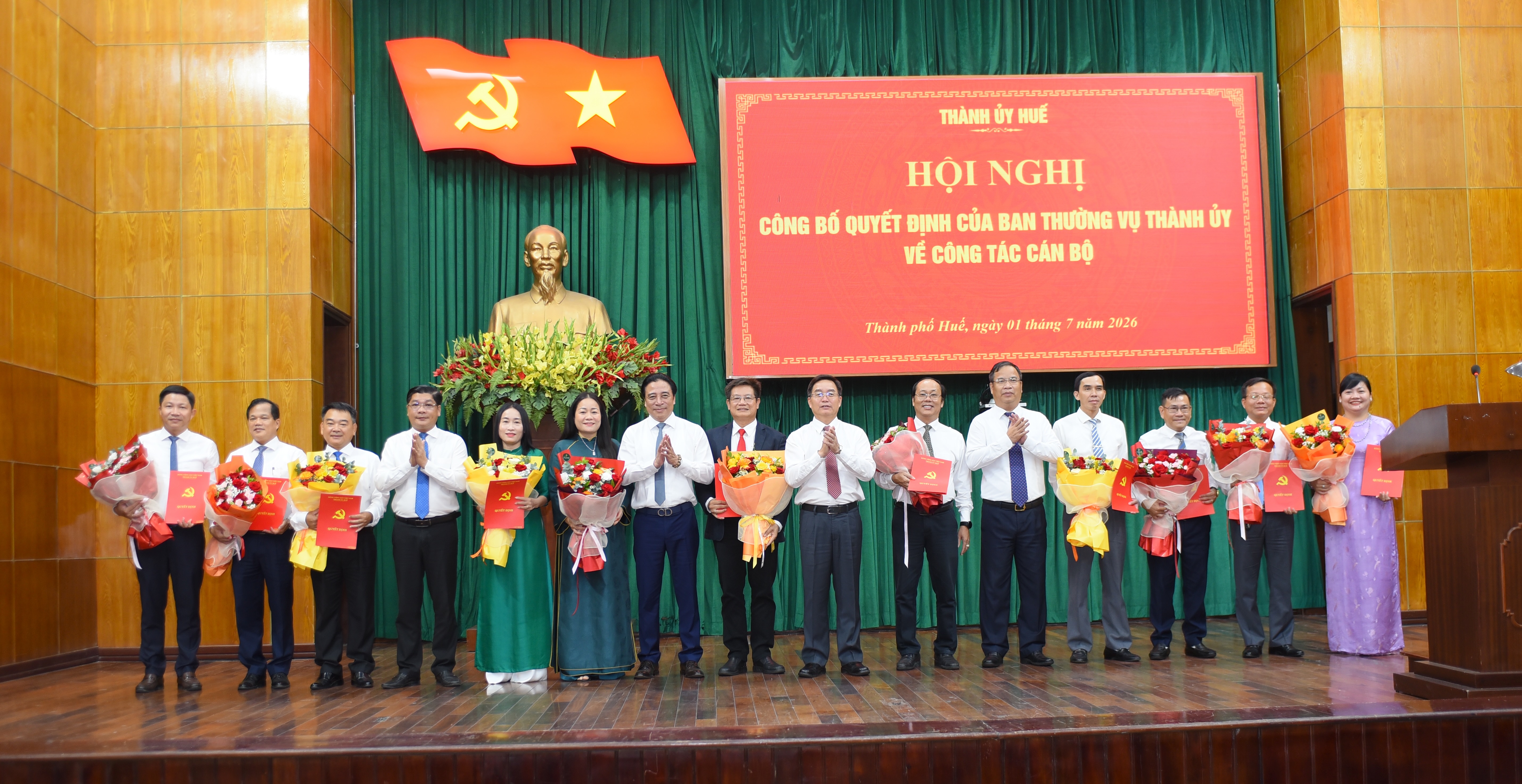 Công bố, trao quyết định của Ban Thường vụ Thành ủy, Chủ tịch UBND thành phố Huế về công tác cán bộ