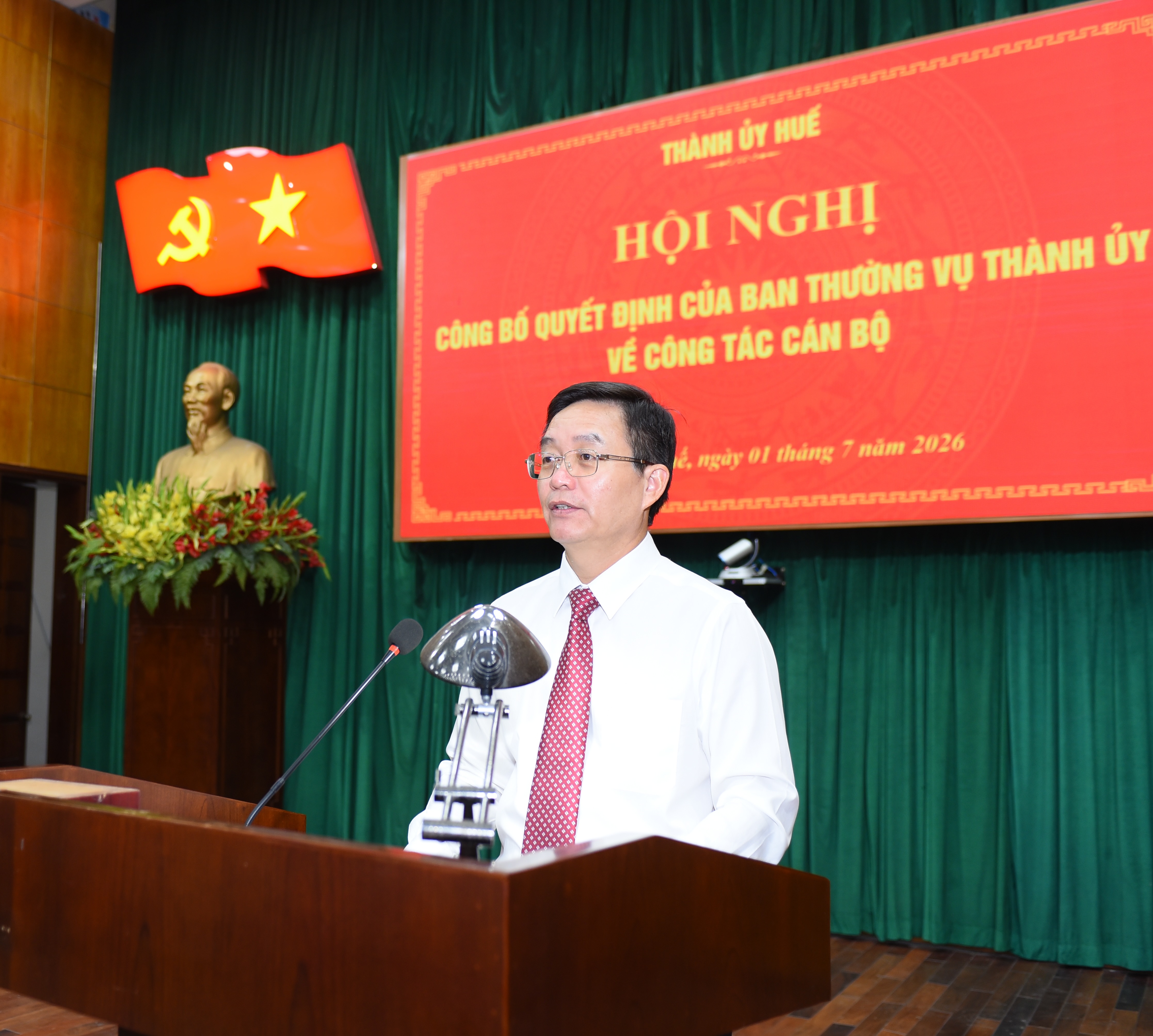 Công bố, trao quyết định của Ban Thường vụ Thành ủy, Chủ tịch UBND thành phố Huế về công tác cán bộ