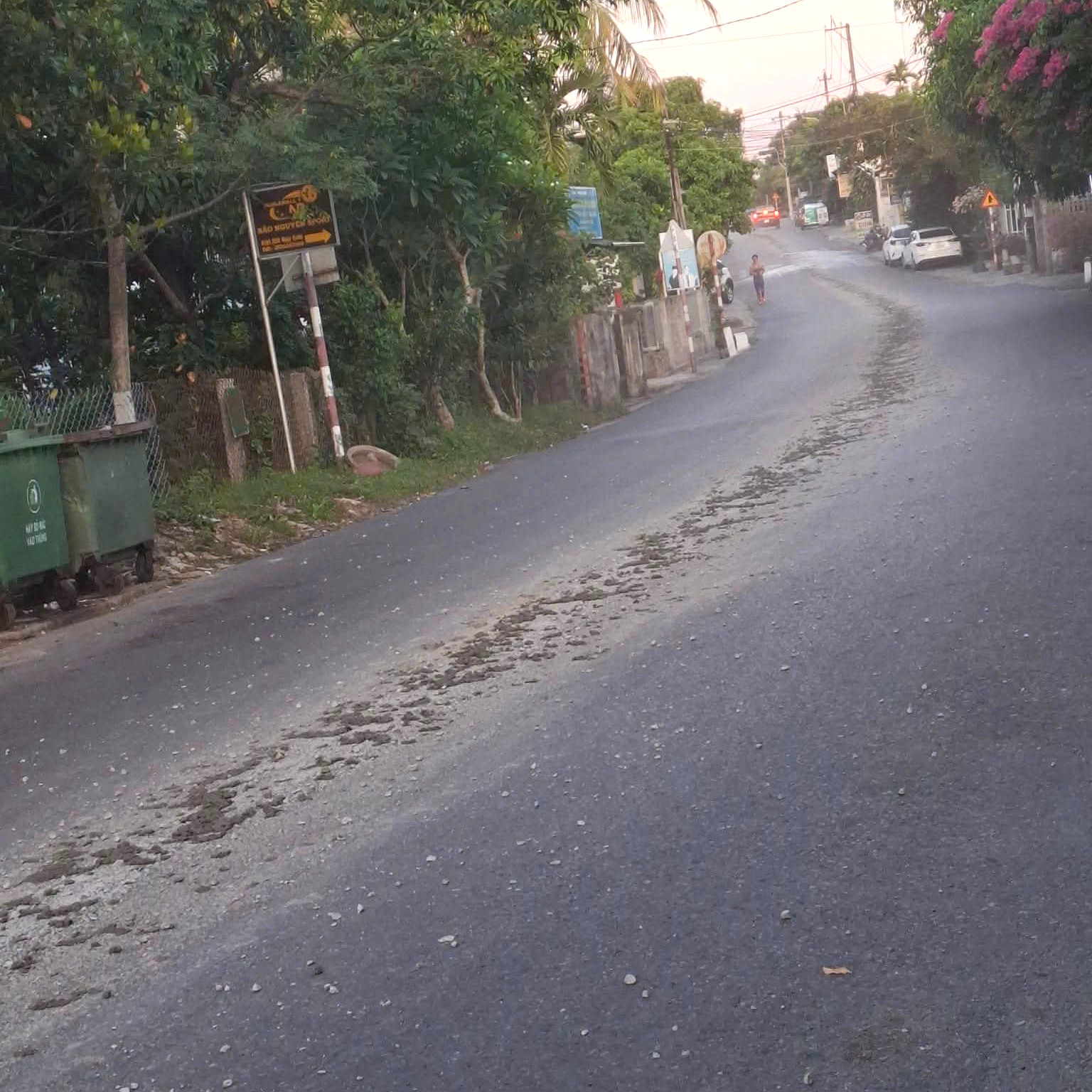 Truy vết phương tiện làm rơi vãi một lượng lớn bê tông tươi trên đường Ngự Bình