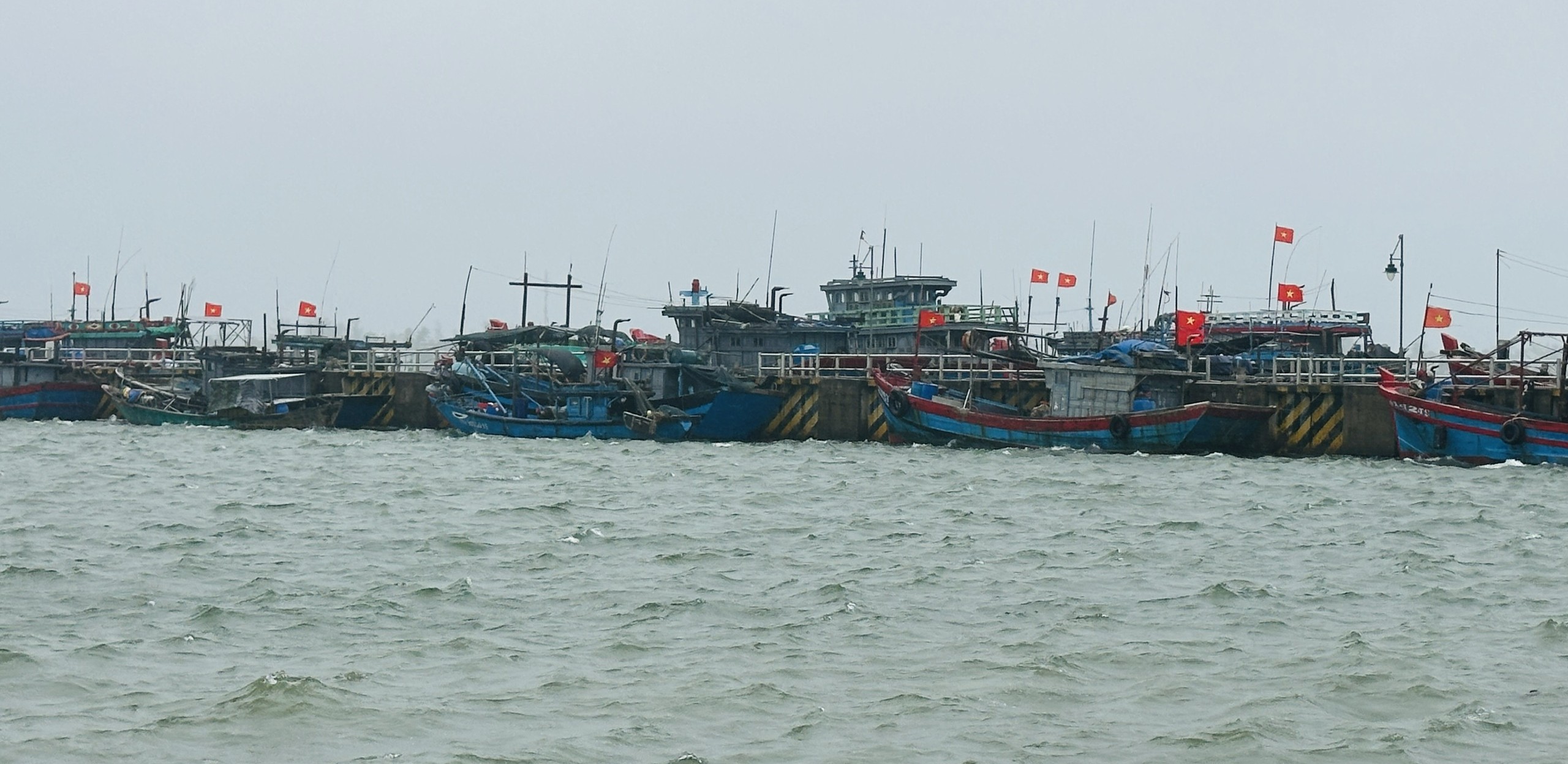 Ứng phó với áp thấp nhiệt đới khả năng mạnh lên thành bão