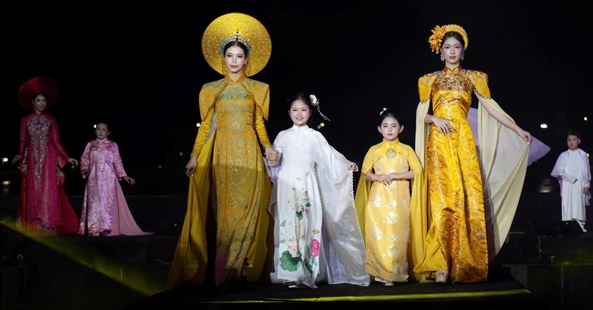 Áo dài khoe sắc bên dòng Hương Giang