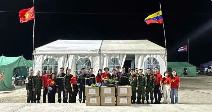 Đại sứ Việt Nam tại Venezuela thăm đoàn cứu hộ, tiếp thêm động lực cho lực lượng nơi tuyến đầu cứu nạn