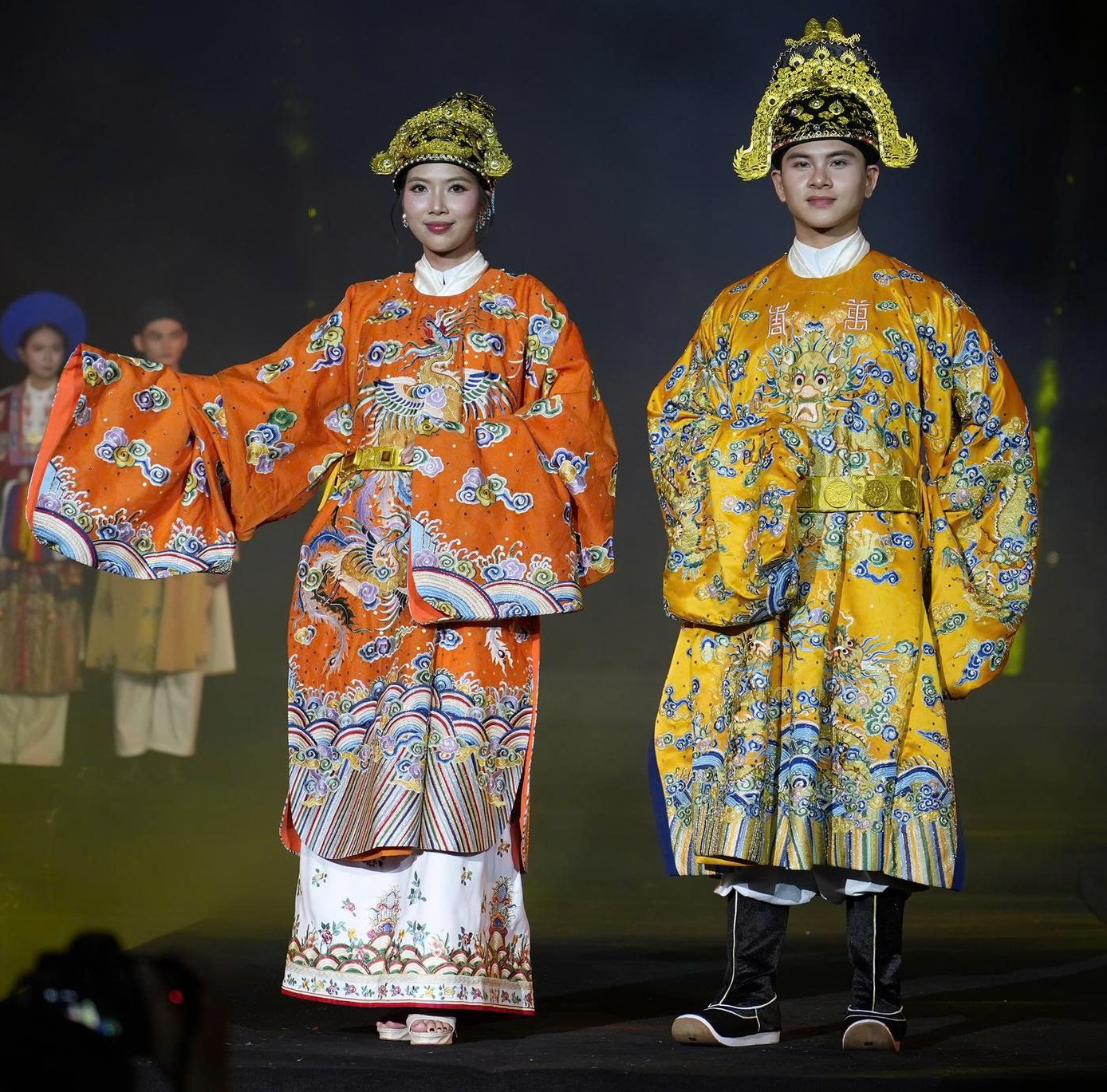 Áo dài khoe sắc bên dòng Hương Giang