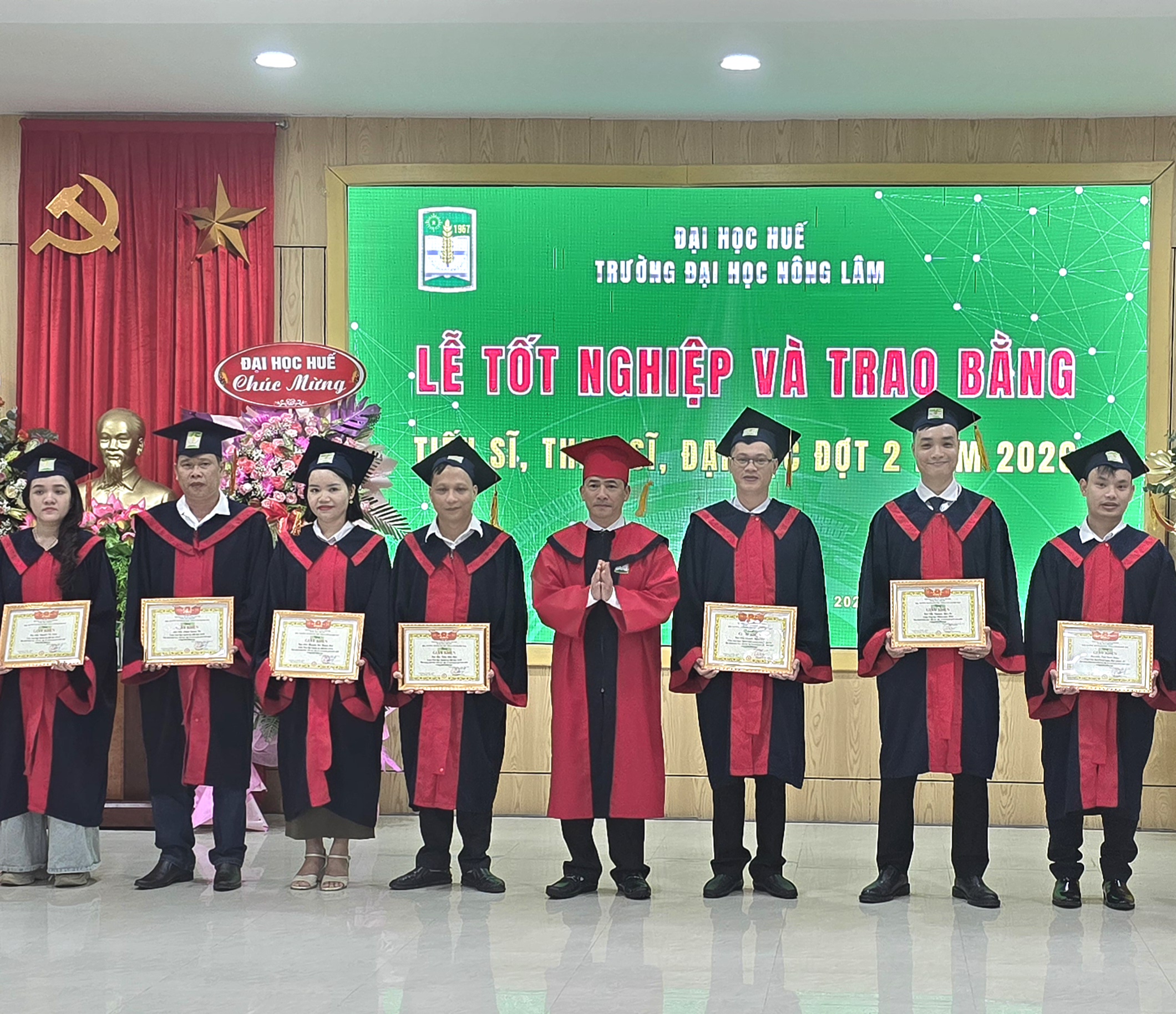 Trường Đại học Nông Lâm trao bằng cho 9 tân tiến sĩ, 48 thạc sĩ và 171 cử nhân