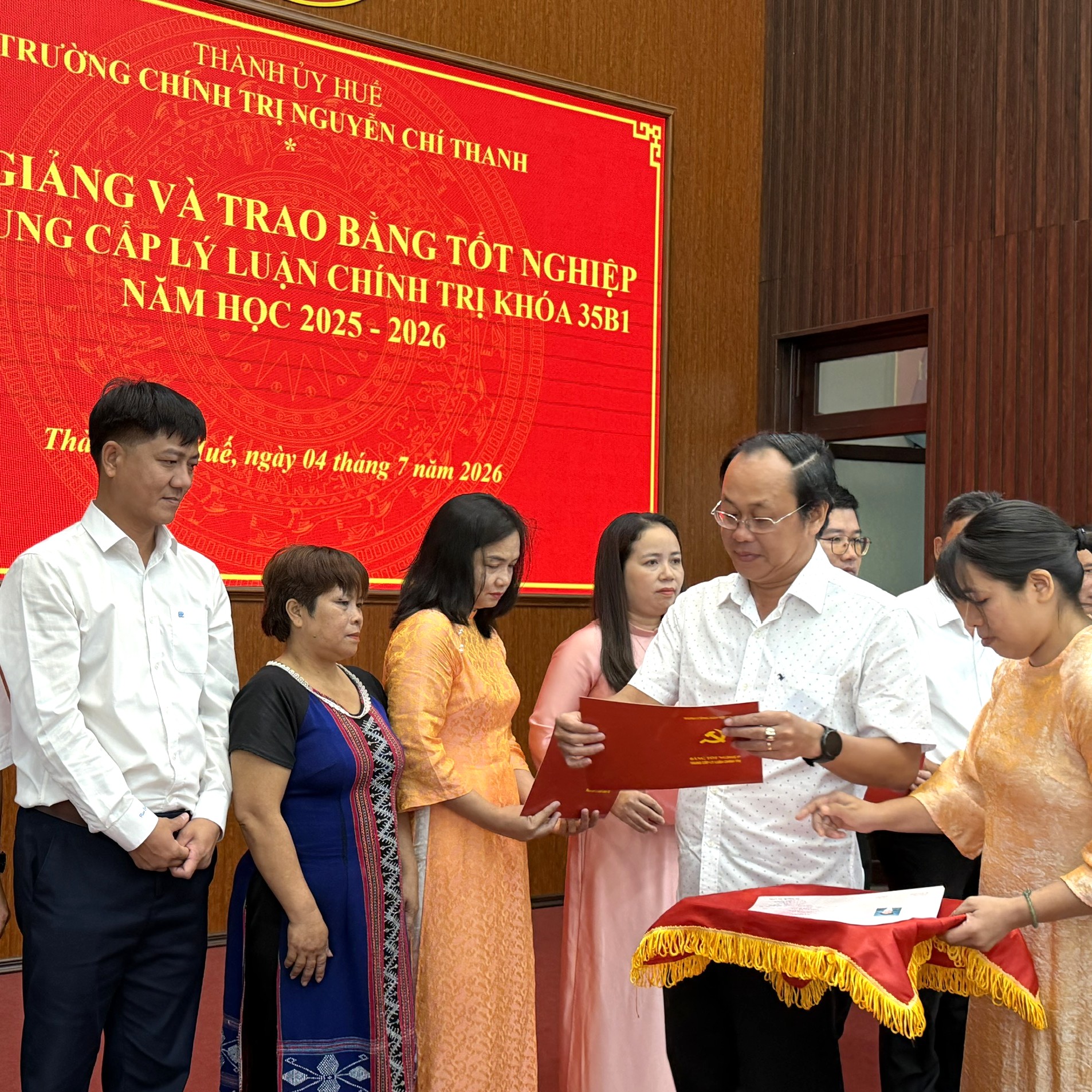 100 học viên lớp Trung cấp Lý luận Chính trị khóa 35B1 tốt nghiệp loại khá, giỏi