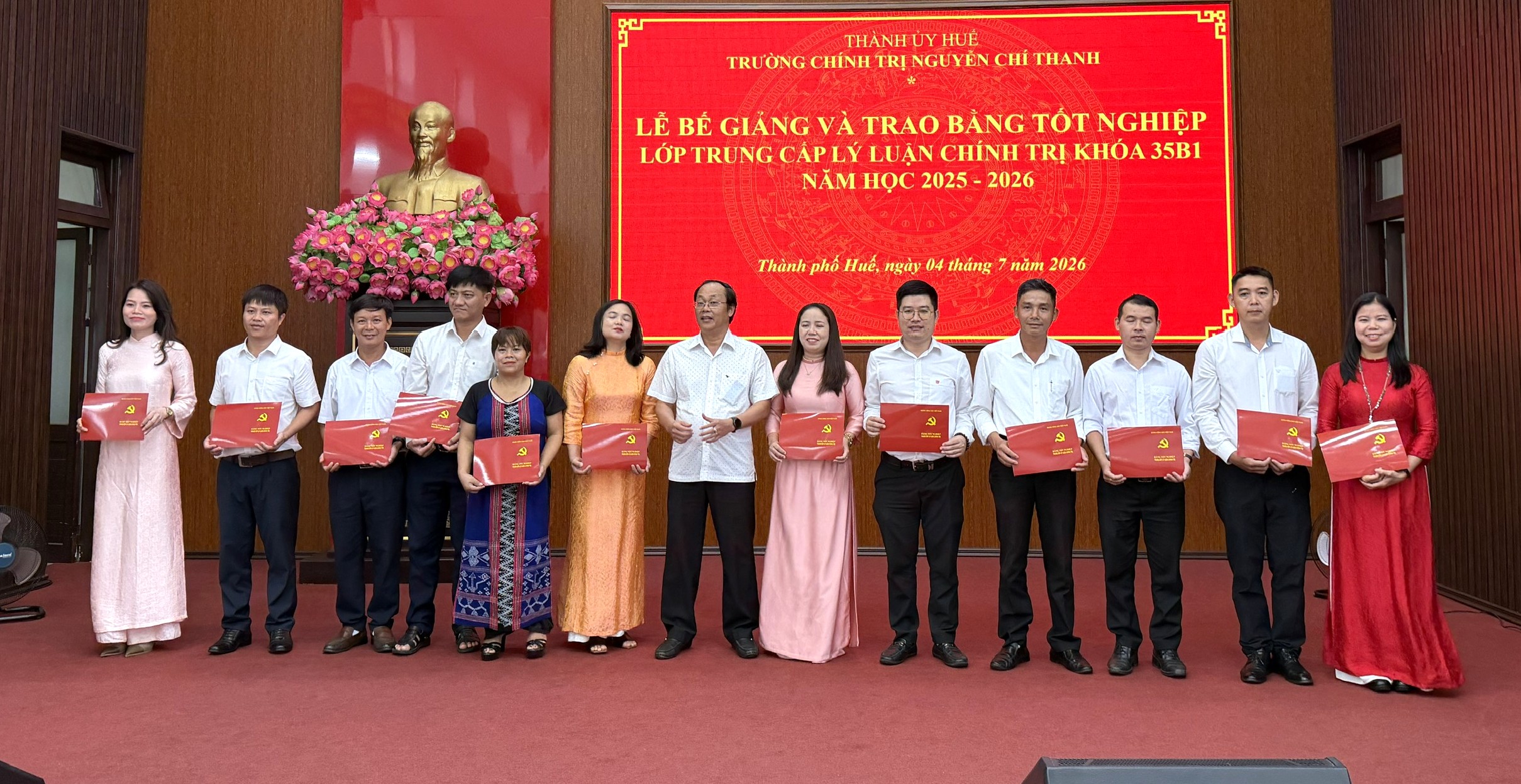 100 học viên lớp Trung cấp Lý luận Chính trị khóa 35B1 tốt nghiệp loại khá, giỏi