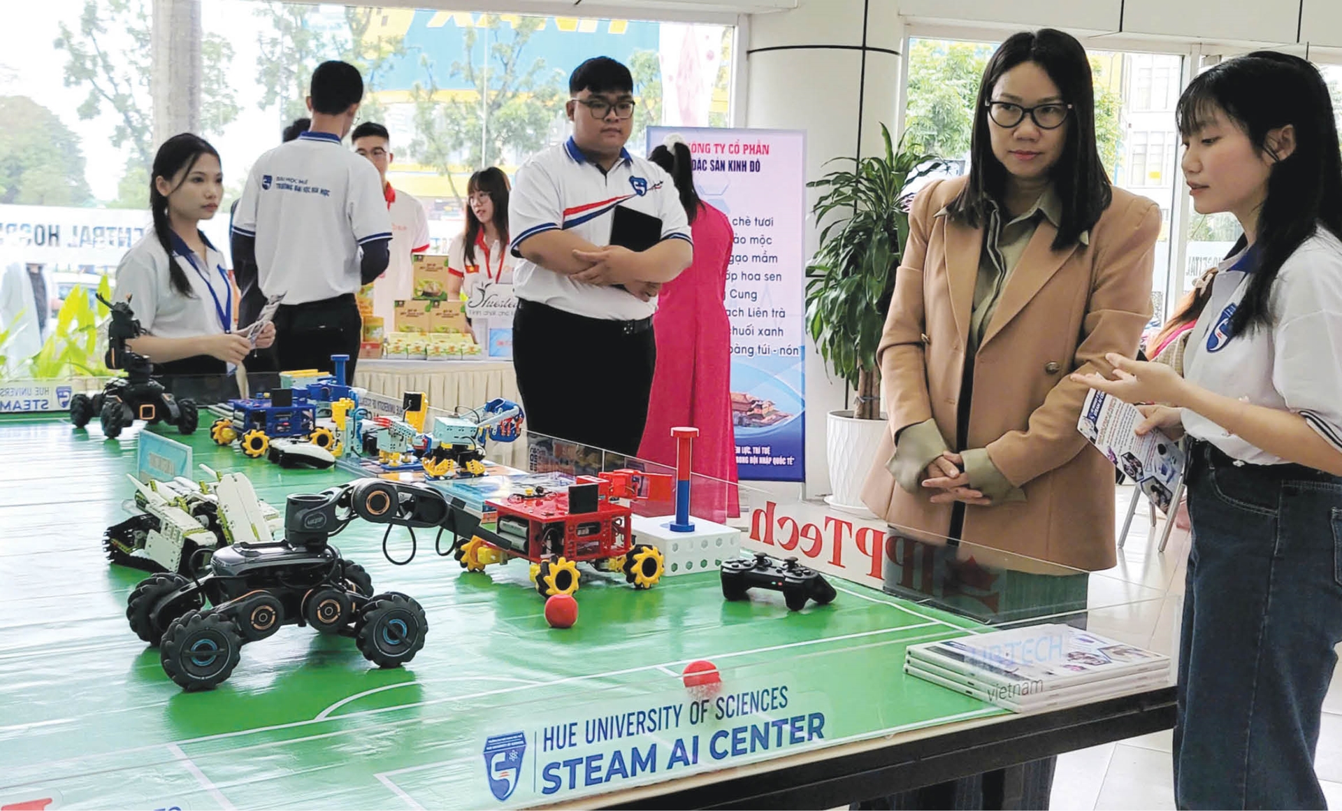 Universities in Hue are increasingly encouraging students to participate in creative activities and practice digital skills.