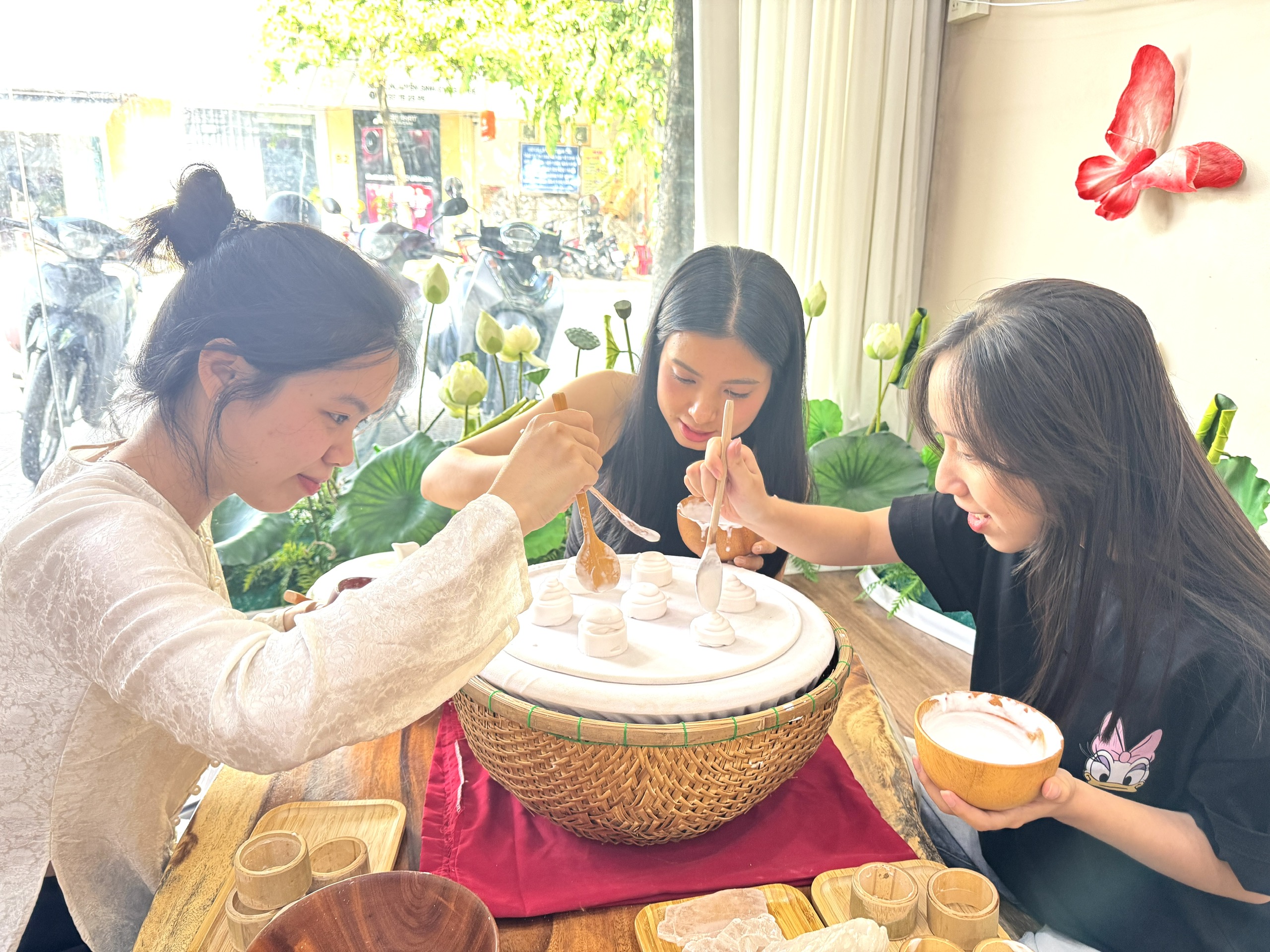 Phấn nụ cung đình thu hút bạn trẻ