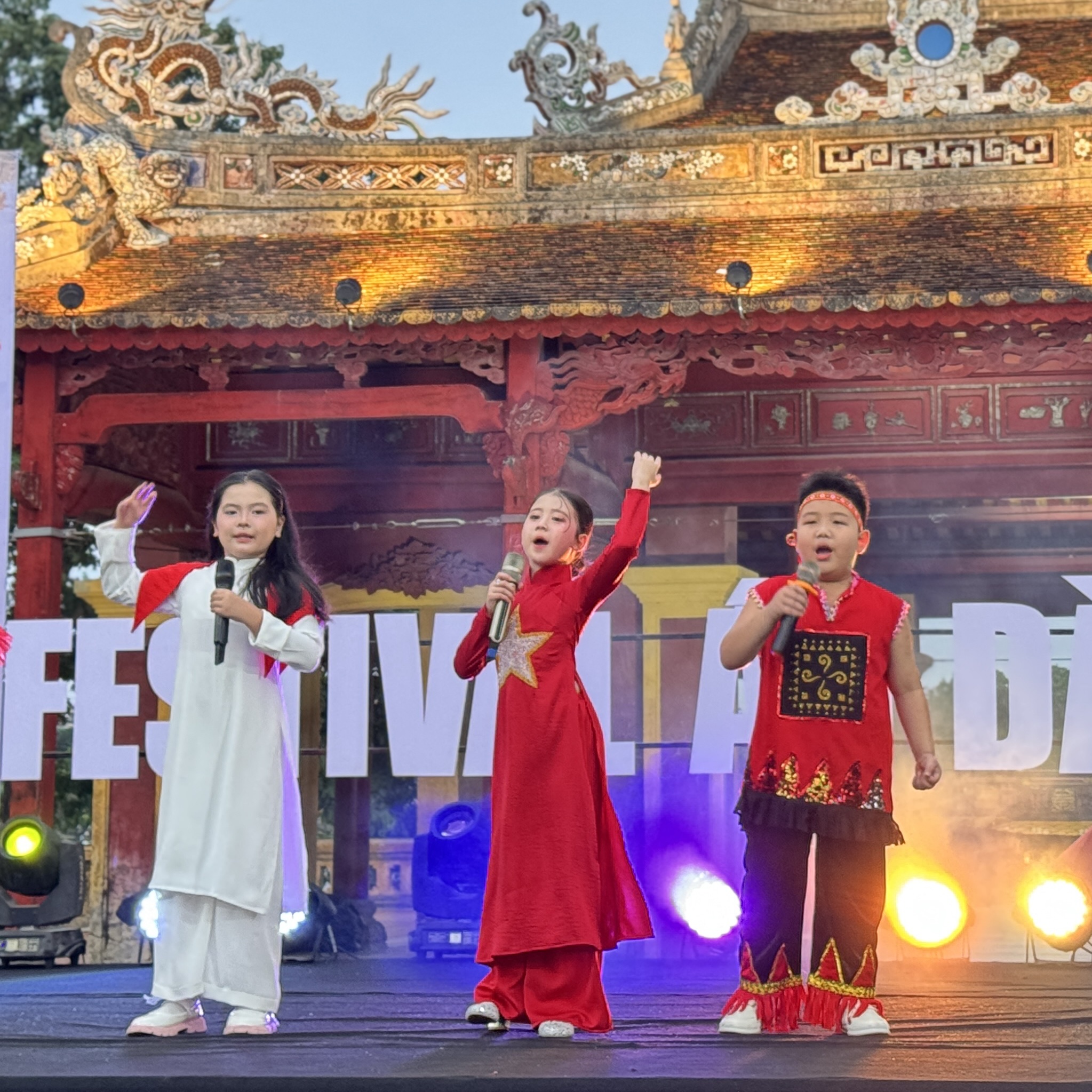 “Áo dài - Nhịp bước thanh xuân”