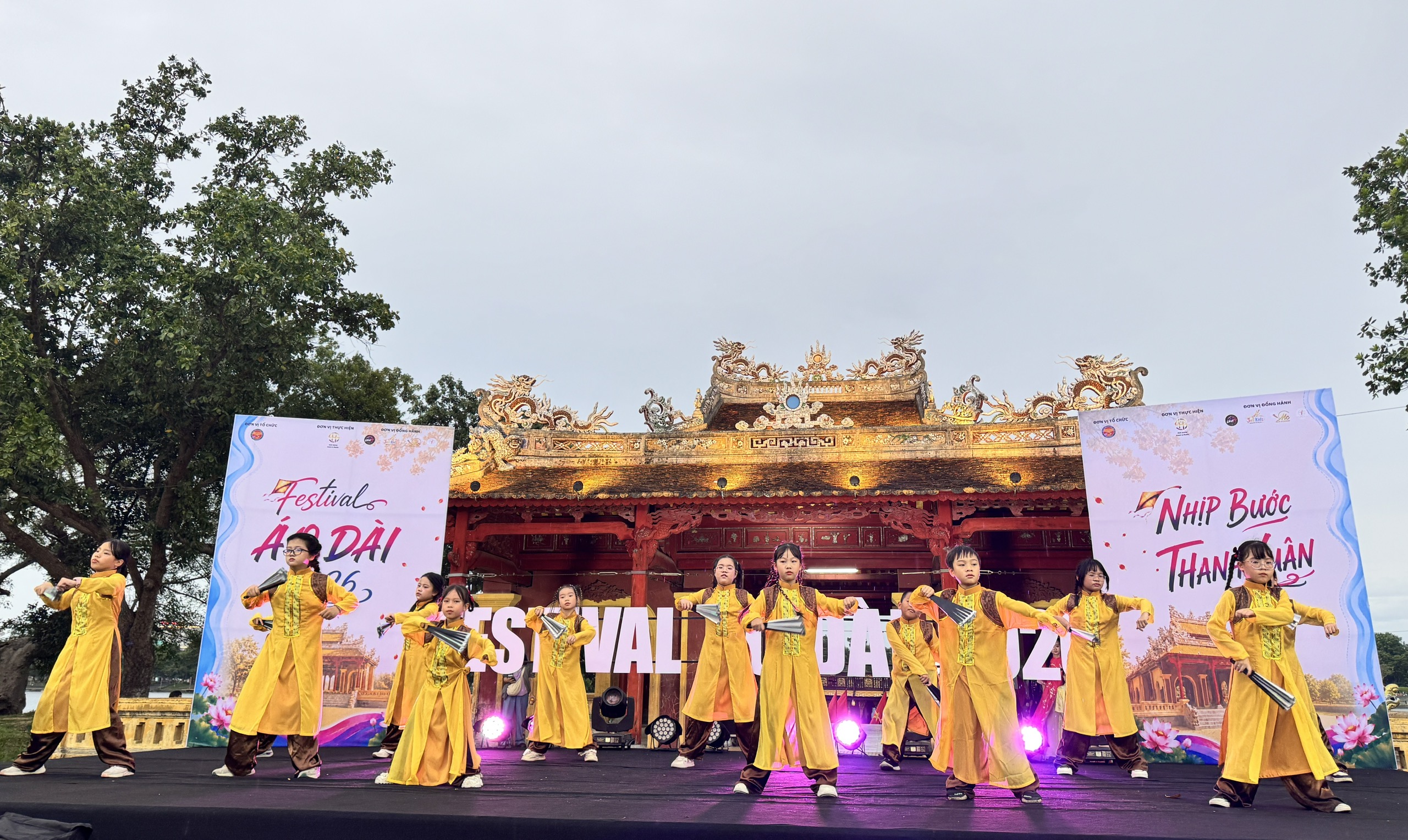 “Áo dài - Nhịp bước thanh xuân”