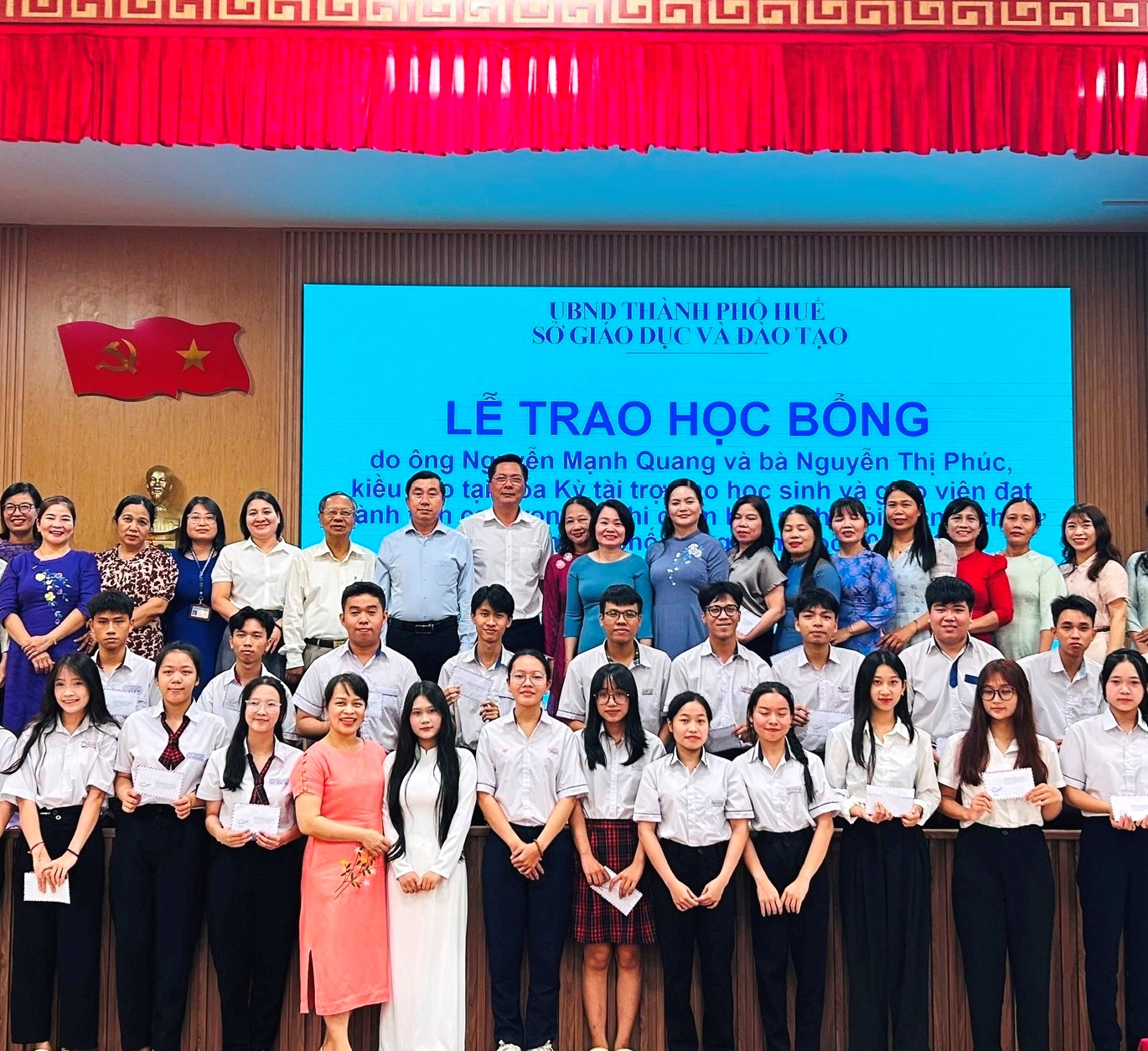 Trao học bổng cho học sinh, giáo viên đạt thành tích cao môn lịch sử
