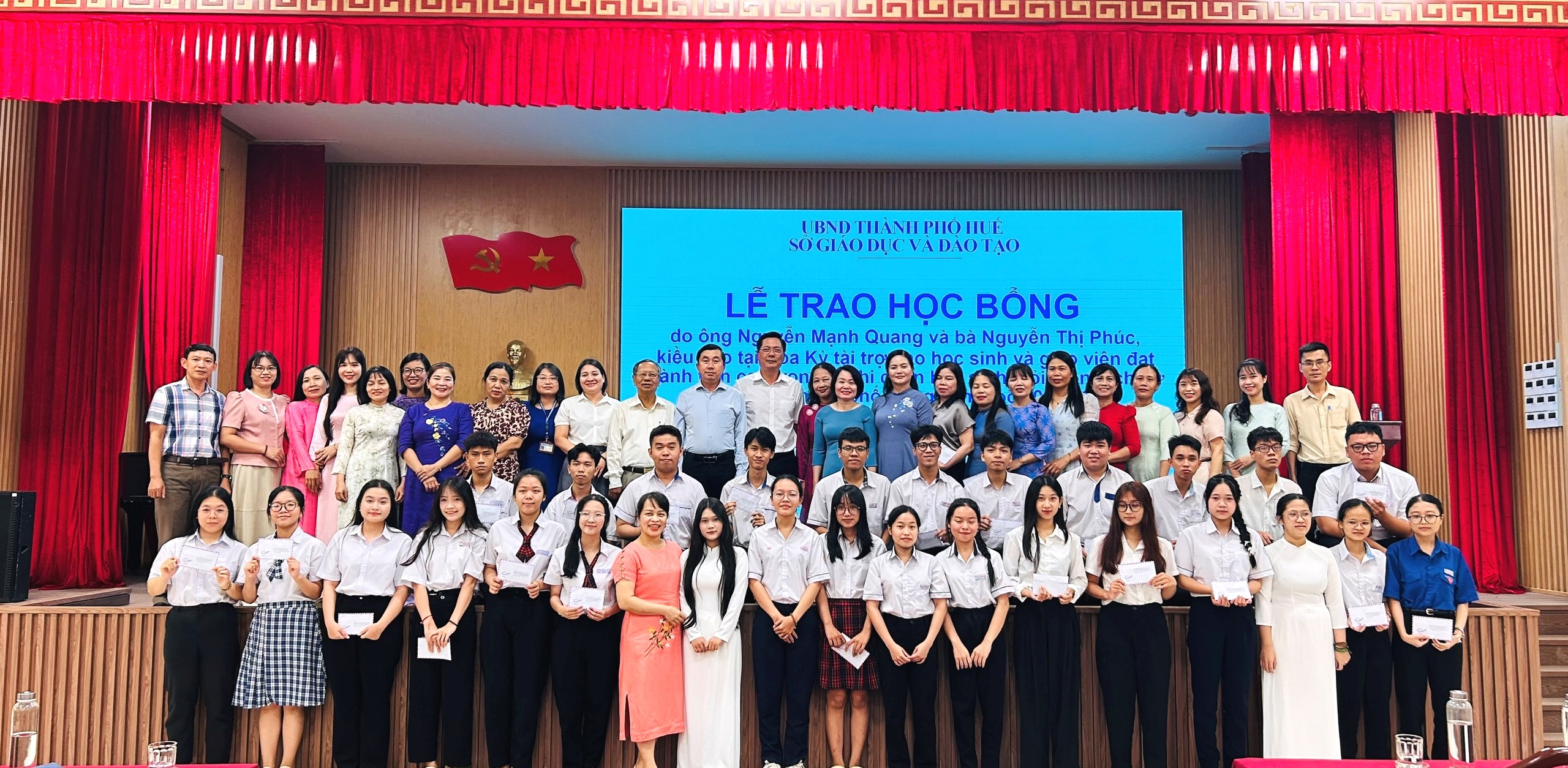 Trao học bổng cho học sinh, giáo viên đạt thành tích cao môn lịch sử