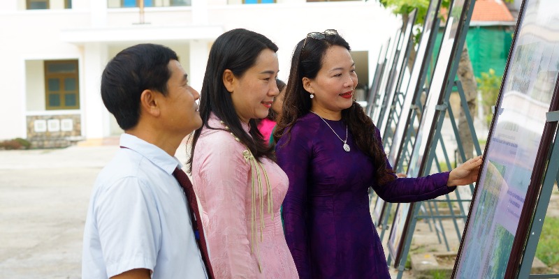 Hơn 100 tư liệu, hình ảnh kể chuyện áo dài học đường Huế