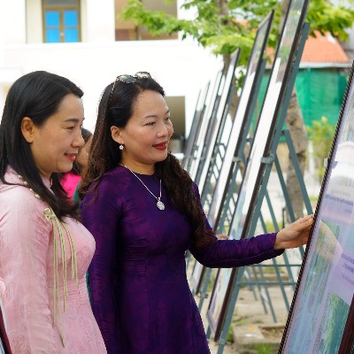 Hơn 100 tư liệu, hình ảnh kể chuyện áo dài học đường Huế
