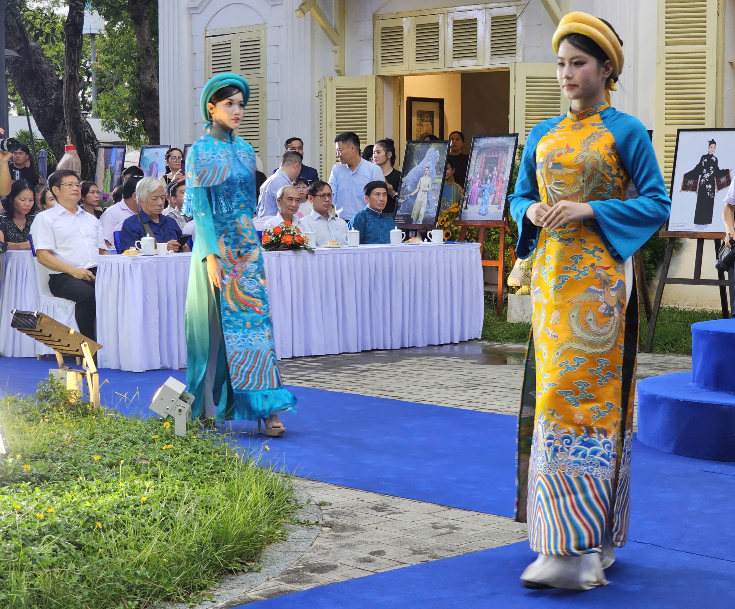Ngắm “Tri thức may, mặc áo dài Huế” qua trình diễn và trưng bày