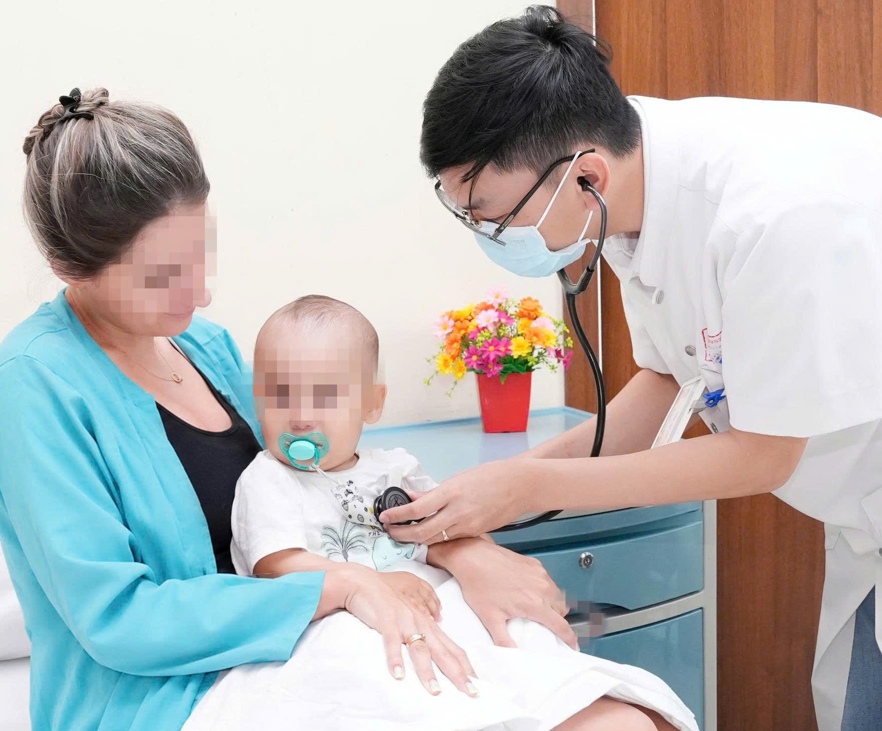 Gắp kim băng ra khỏi thực quản cho bệnh nhi 9 tháng tuổi người Kazakhstan