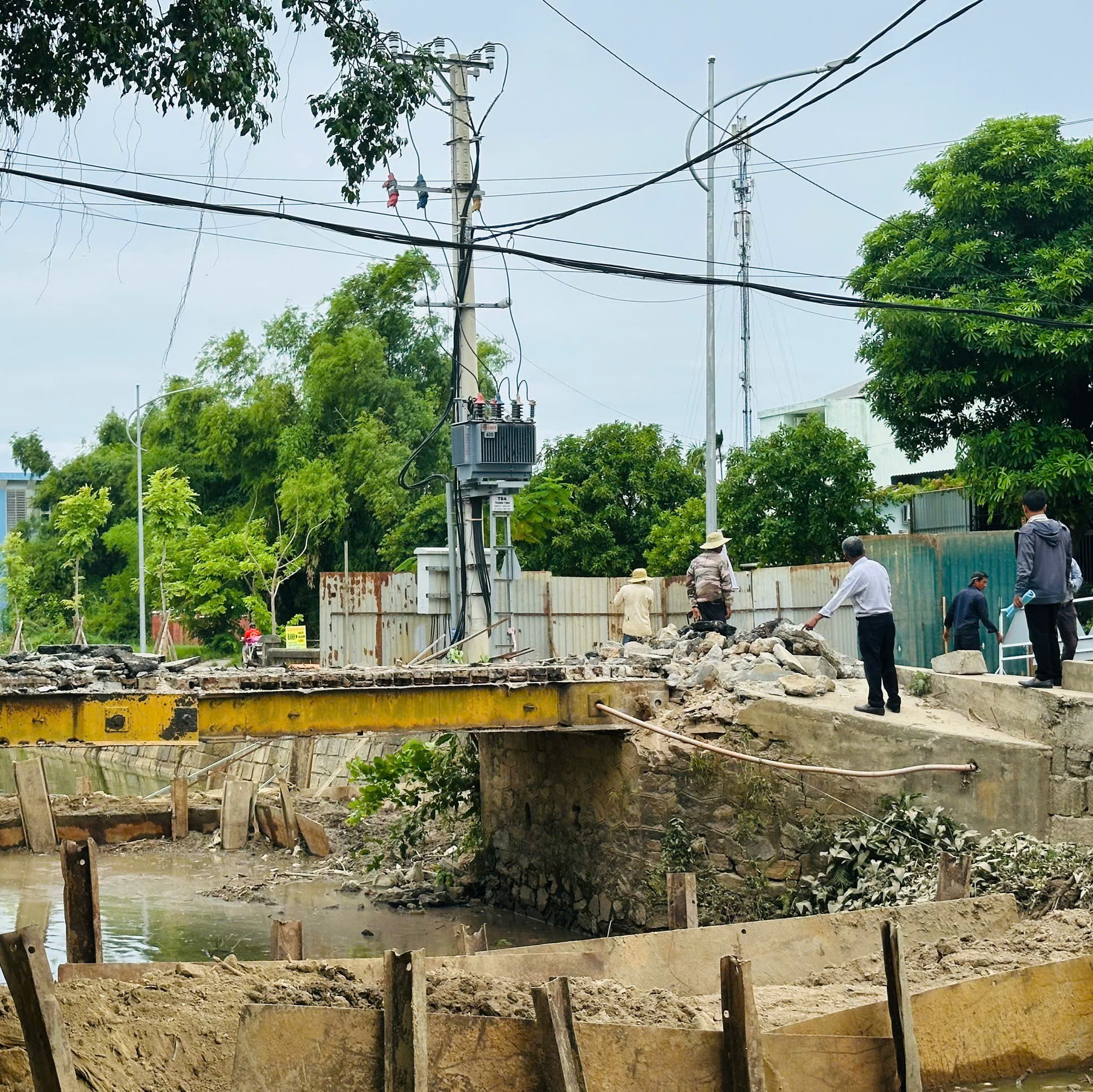 Xây mới cầu Ông Thượng