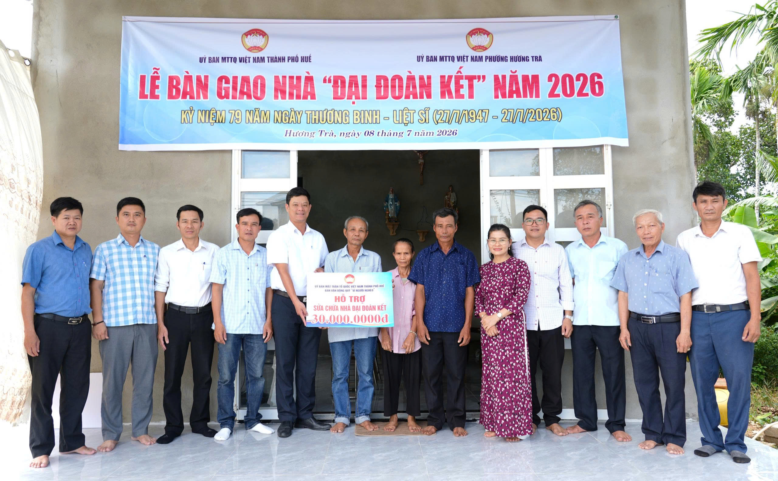 Bàn giao nhà “Đại đoàn kết” và hỗ trợ các hộ dân bị ảnh hưởng do dông lốc ở Hương Trà