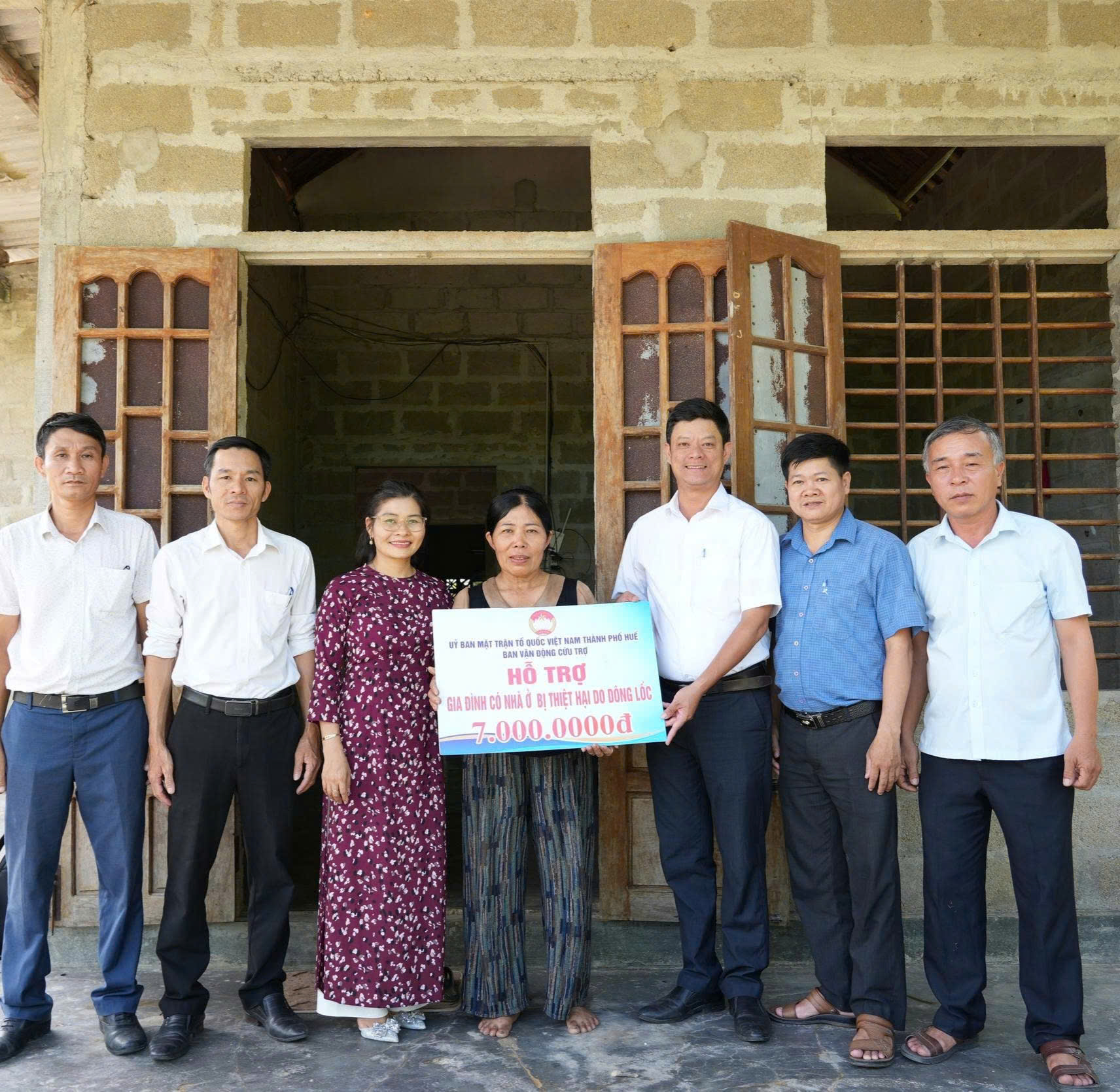 Bàn giao nhà “Đại đoàn kết” và hỗ trợ các hộ dân bị ảnh hưởng do dông lốc ở Hương Trà