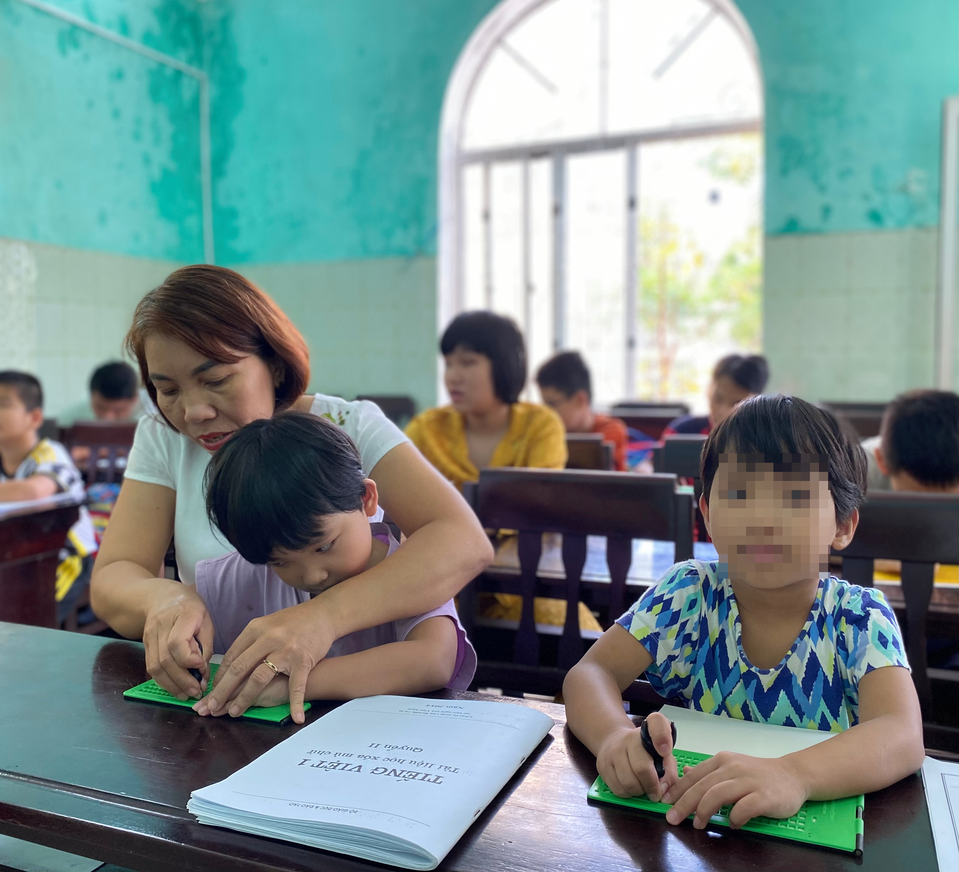 Hơn 12 000 suất quà đến với hội viên khiếm thị