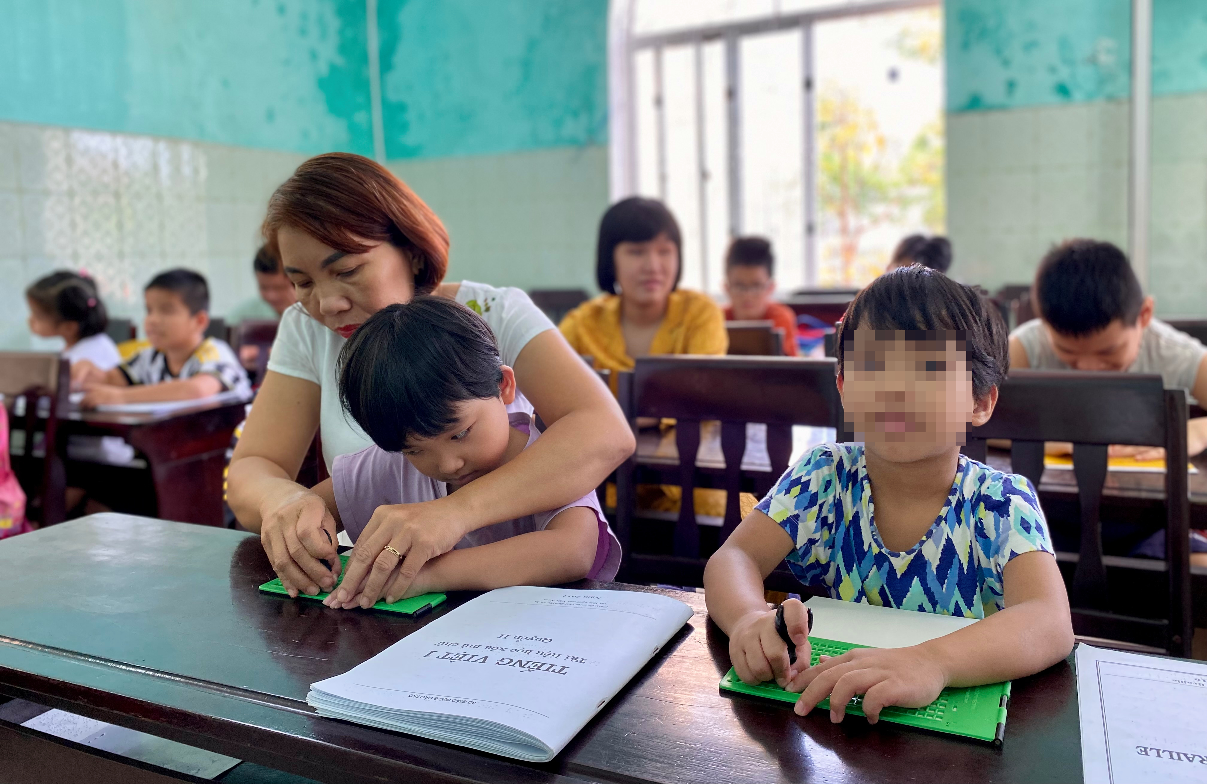 Hơn 12 000 suất quà đến với hội viên khiếm thị